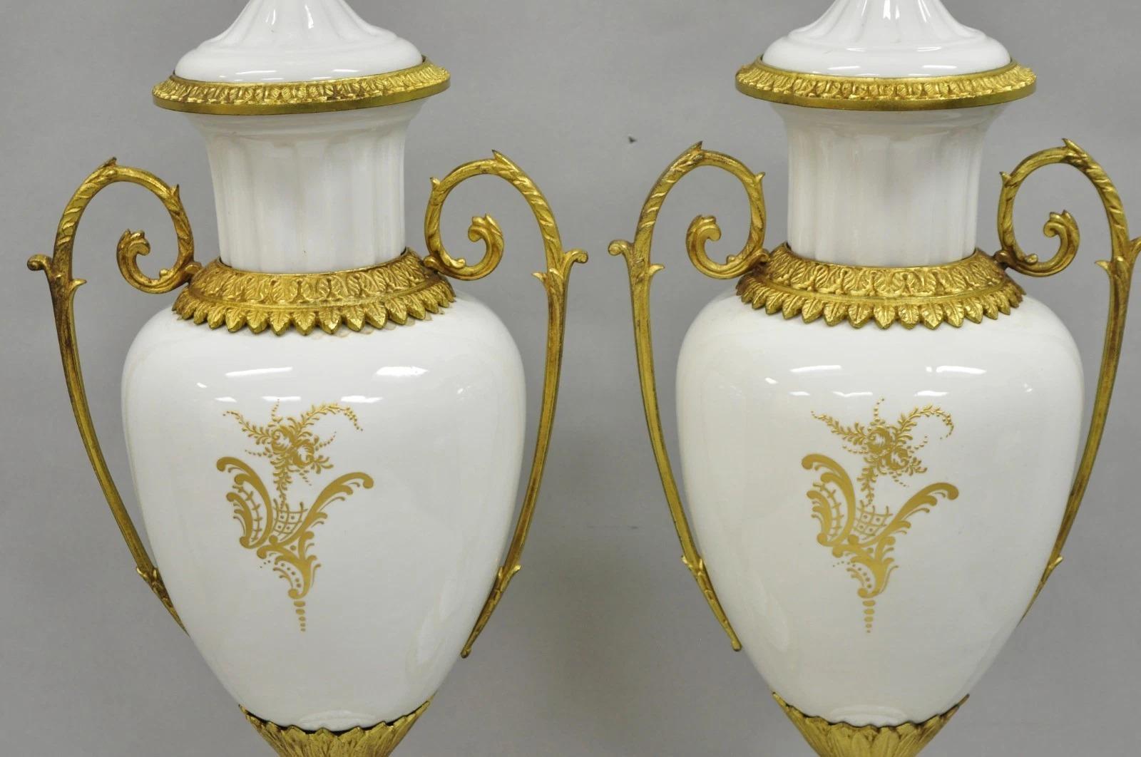 Antique French Louis XV Hand-Painted Porcelain Urn Bronze Tischlampen - ein Paar im Angebot 2