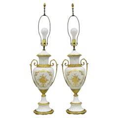 Antique French Louis XV, lampade da tavolo in porcellana dipinte a mano con urna in bronzo - una coppia