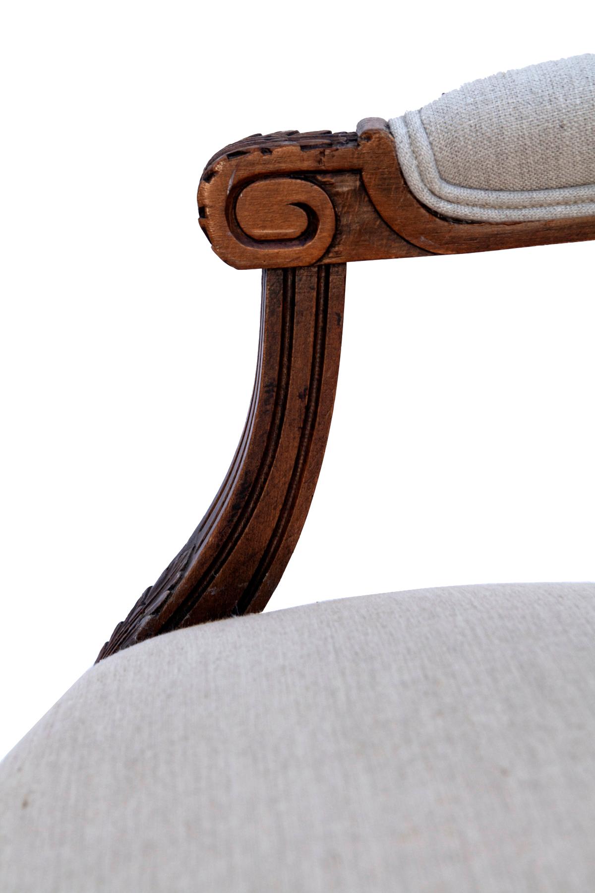 Ancienne banquette française Louis XV en lin sculpté à la main en vente 3
