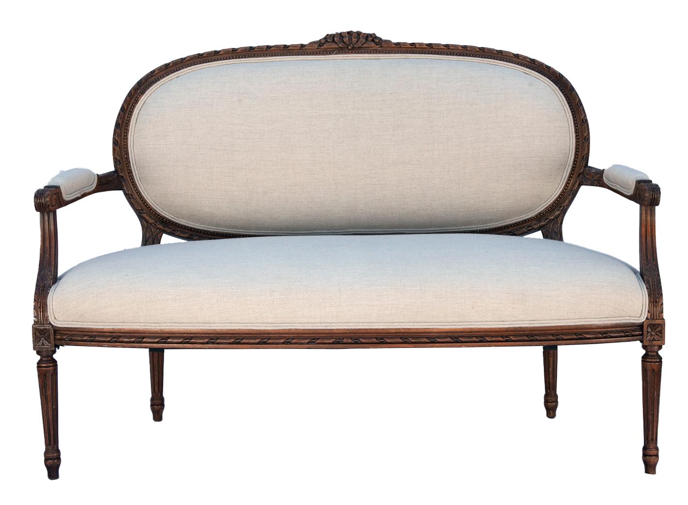 Ancienne banquette française Louis XV en lin sculpté à la main en vente 4