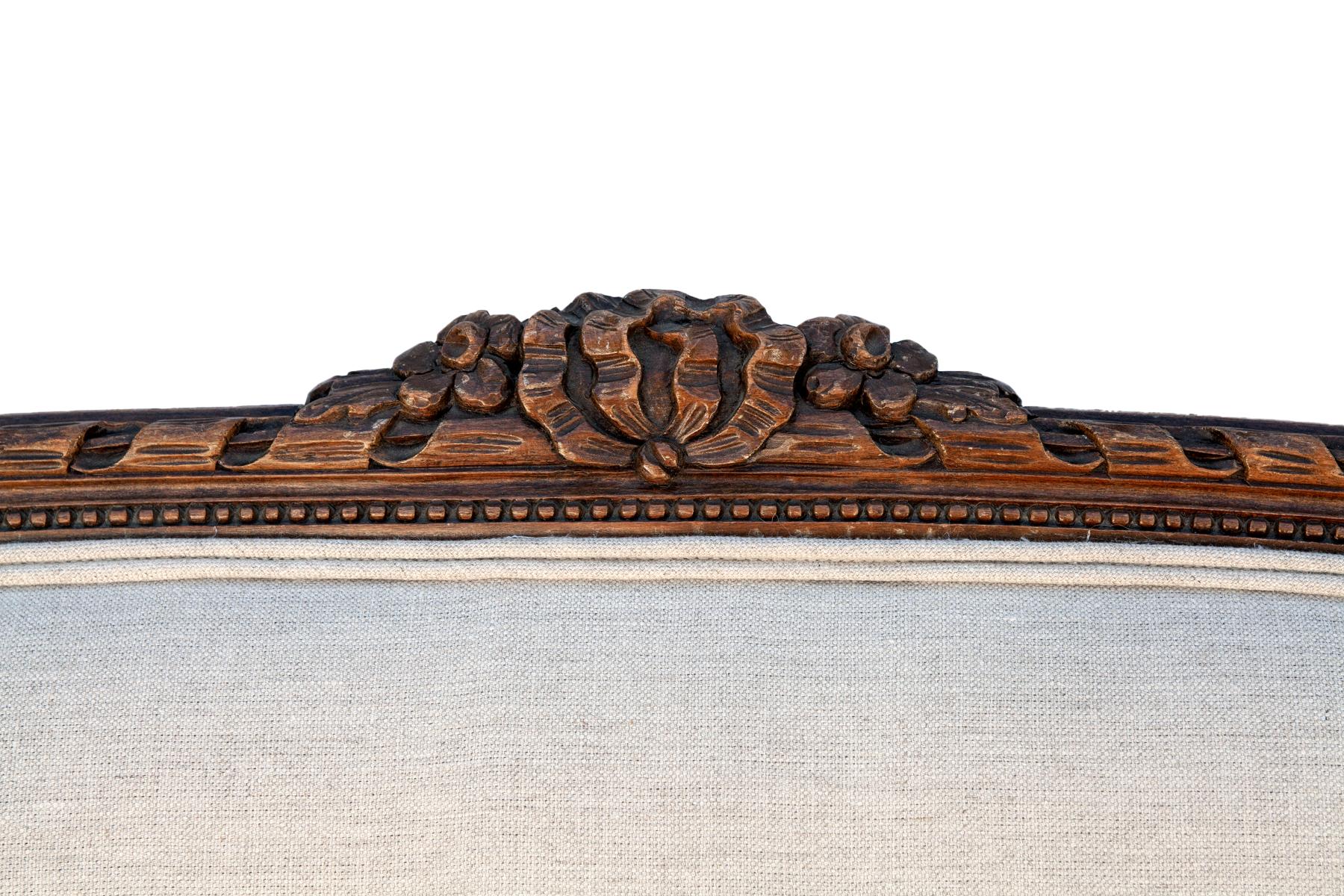 Ancienne banquette française Louis XV en lin sculpté à la main en vente 5