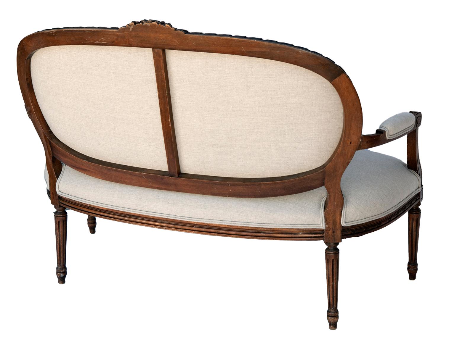 Sculpté à la main Ancienne banquette française Louis XV en lin sculpté à la main en vente