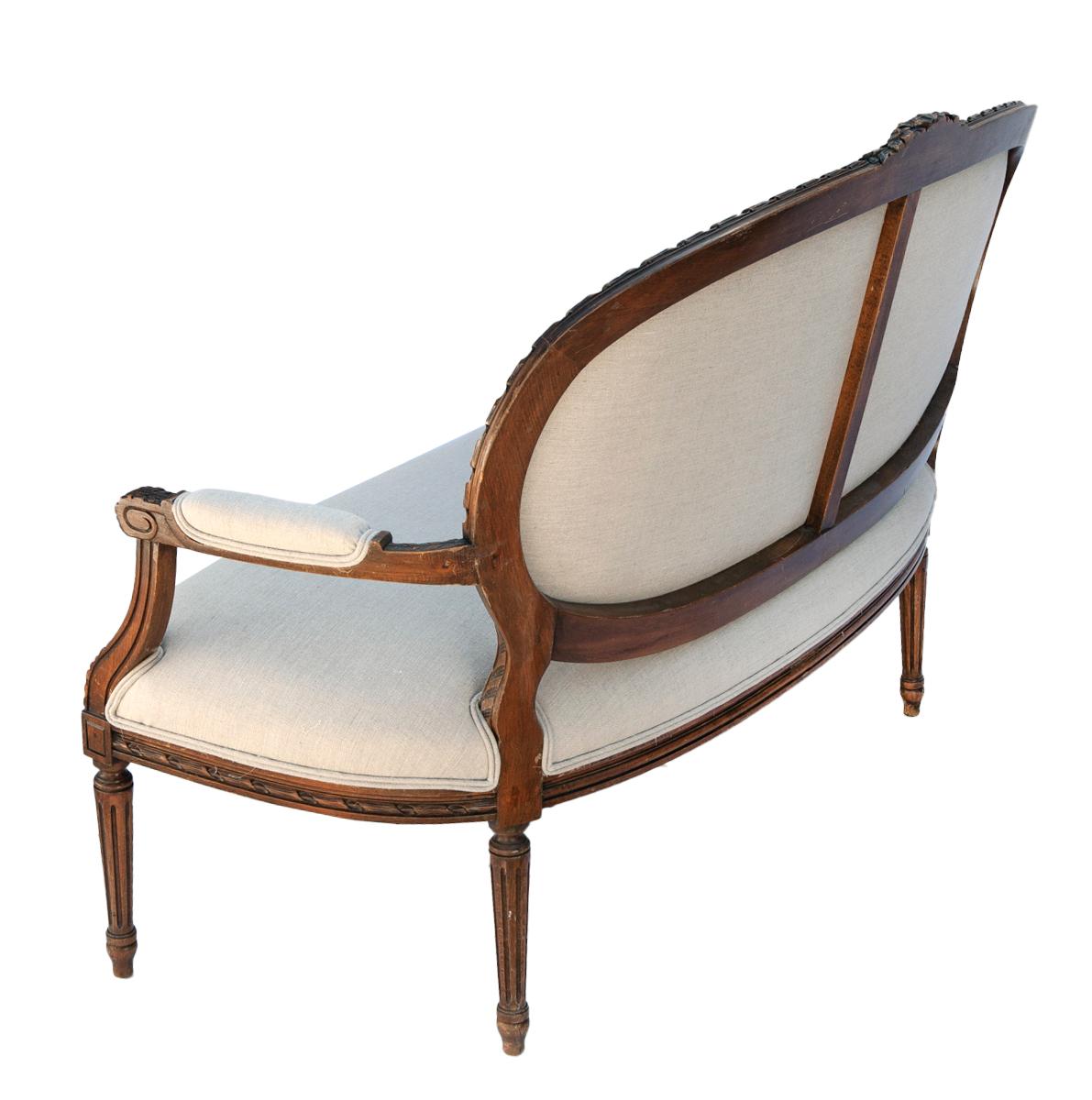 Ancienne banquette française Louis XV en lin sculpté à la main Bon état - En vente à Malibu, CA