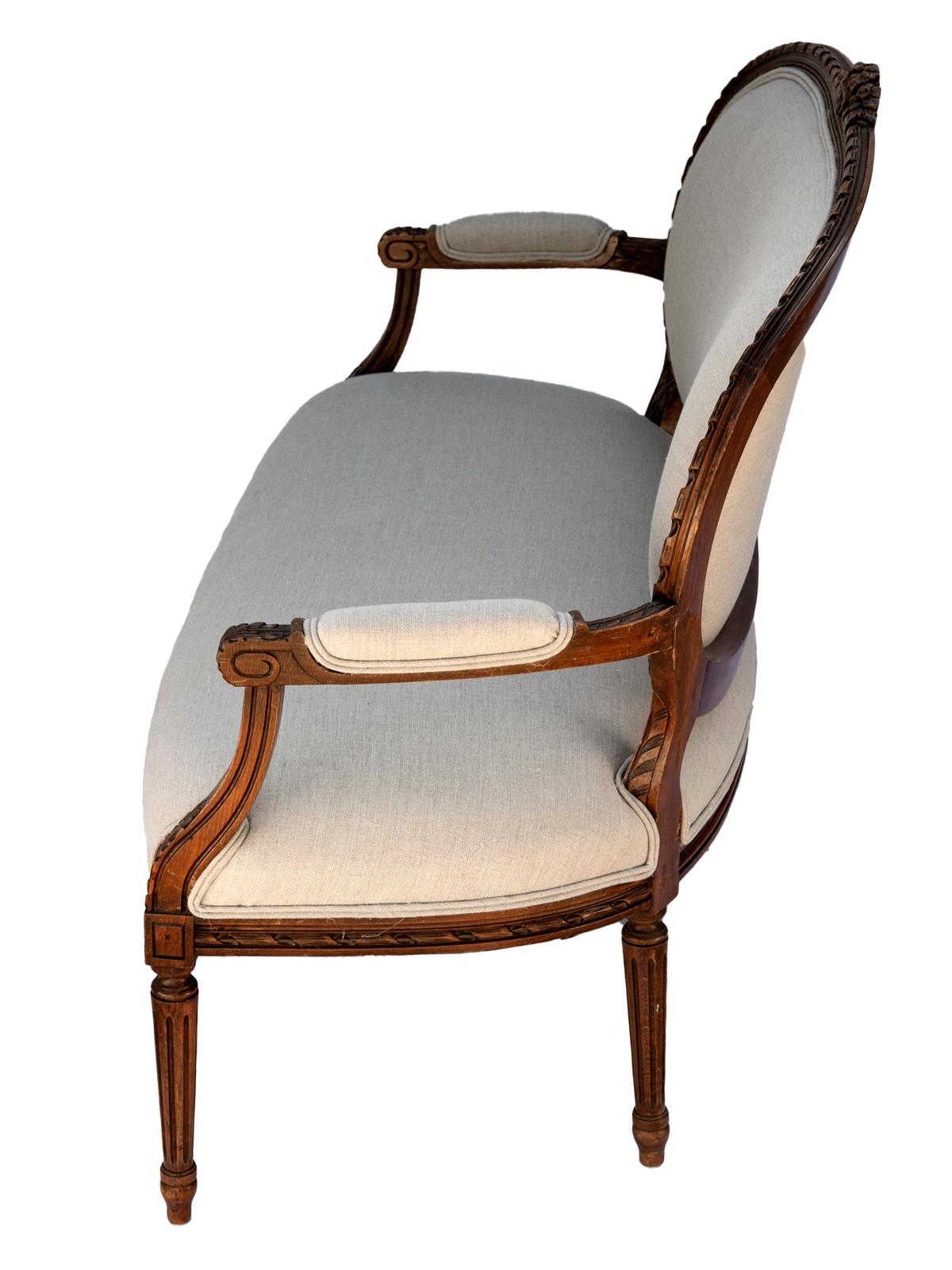 20ième siècle Ancienne banquette française Louis XV en lin sculpté à la main en vente