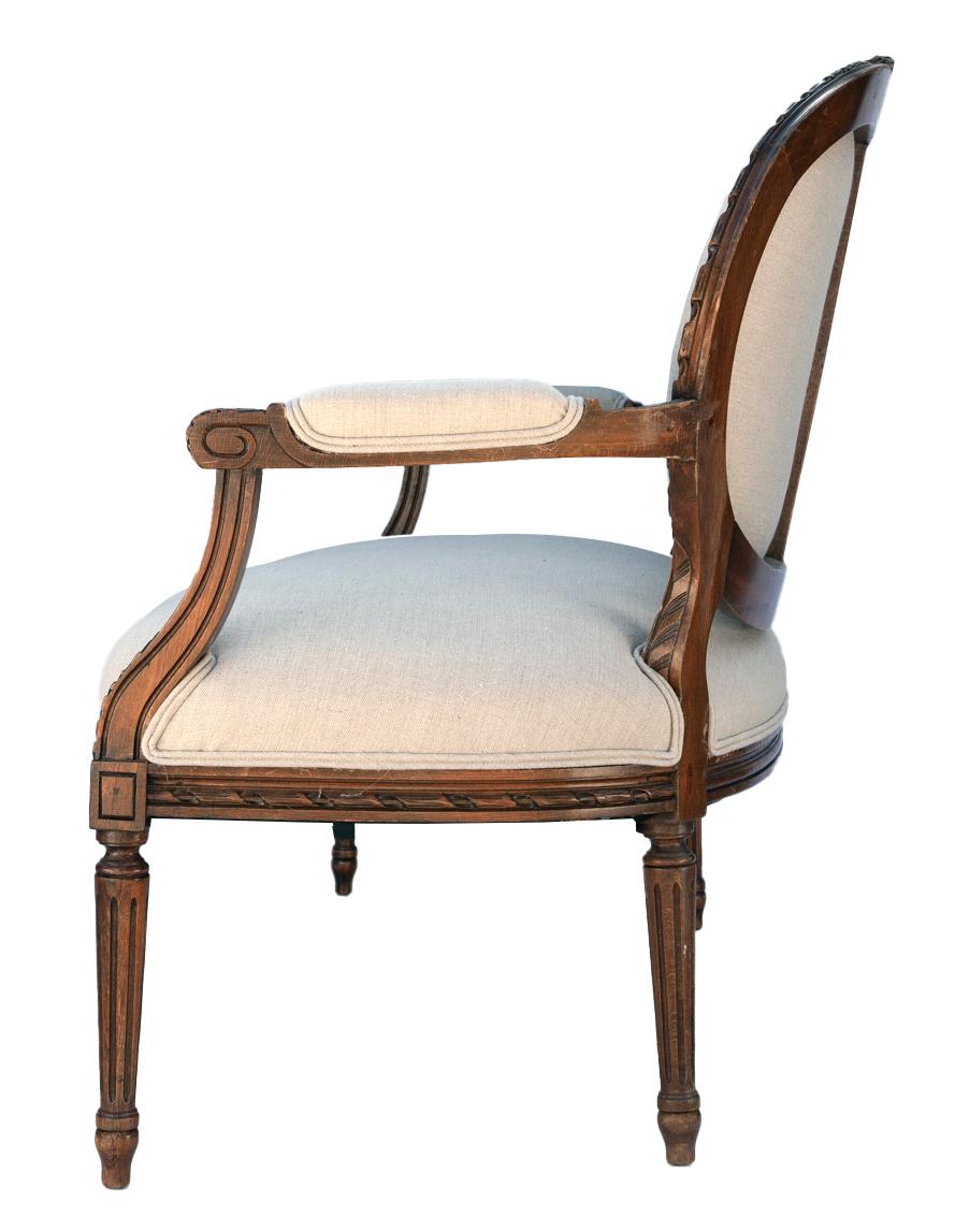 Noyer Ancienne banquette française Louis XV en lin sculpté à la main en vente