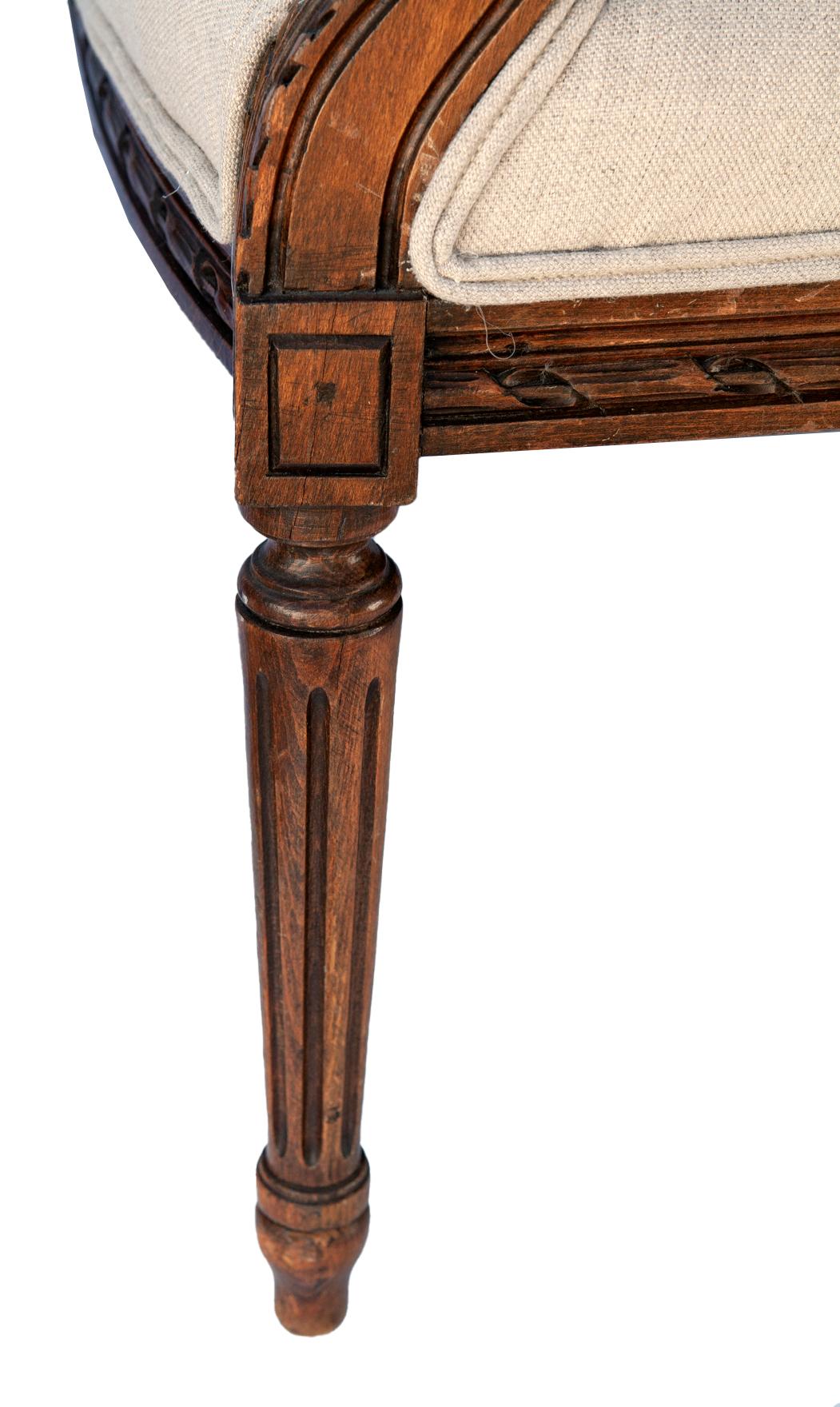 Ancienne banquette française Louis XV en lin sculpté à la main en vente 1