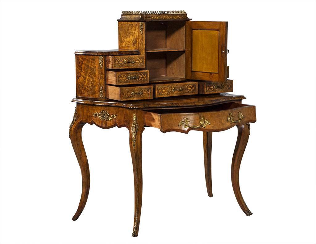 Début du 20ème siècle Ancien bureau de coiffeuse français Escritoire incrusté de style Louis XV