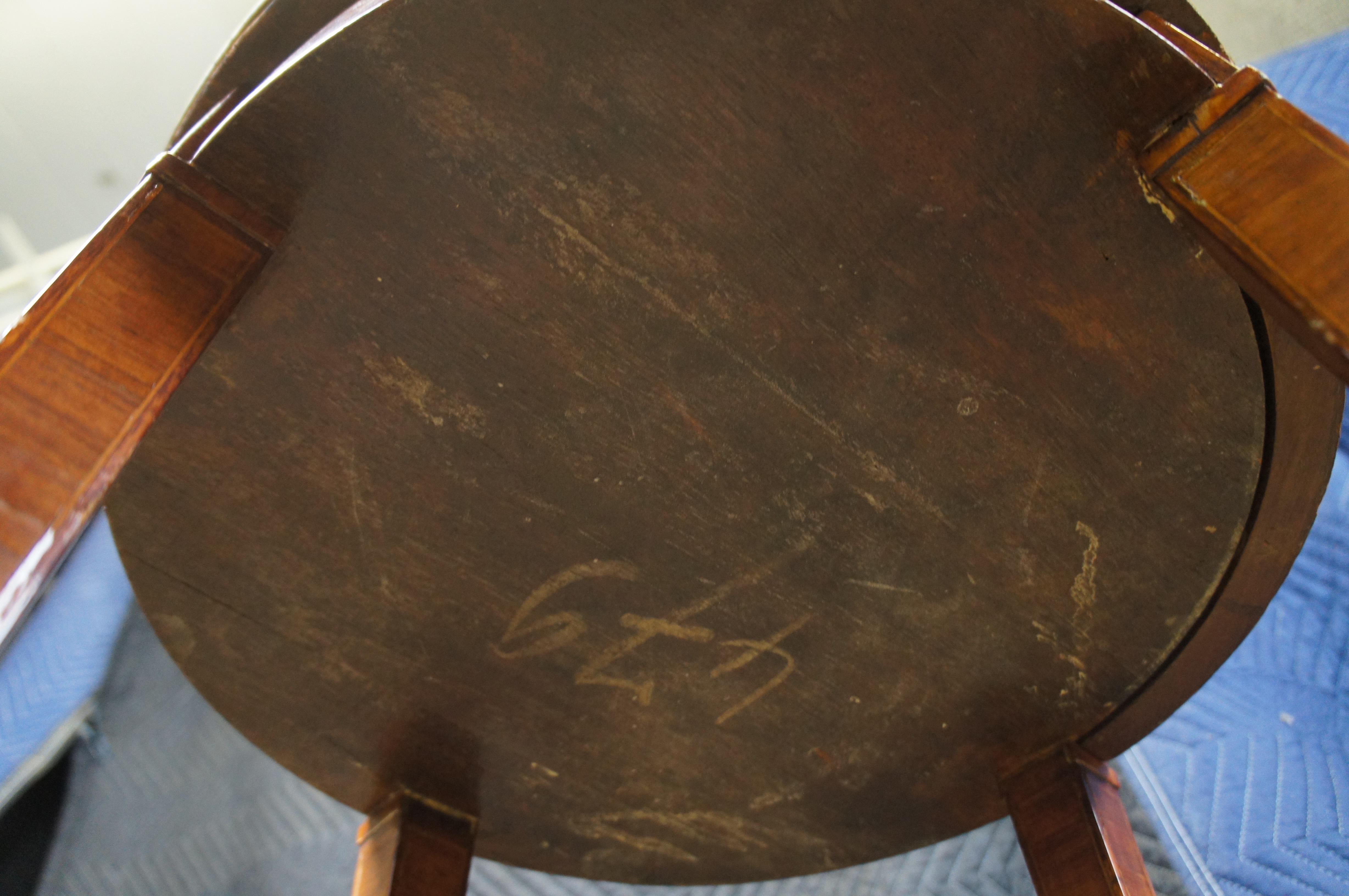 Ancienne table d'appoint Louis XV en marqueterie de noyer, marbre et laiton, Stand 19