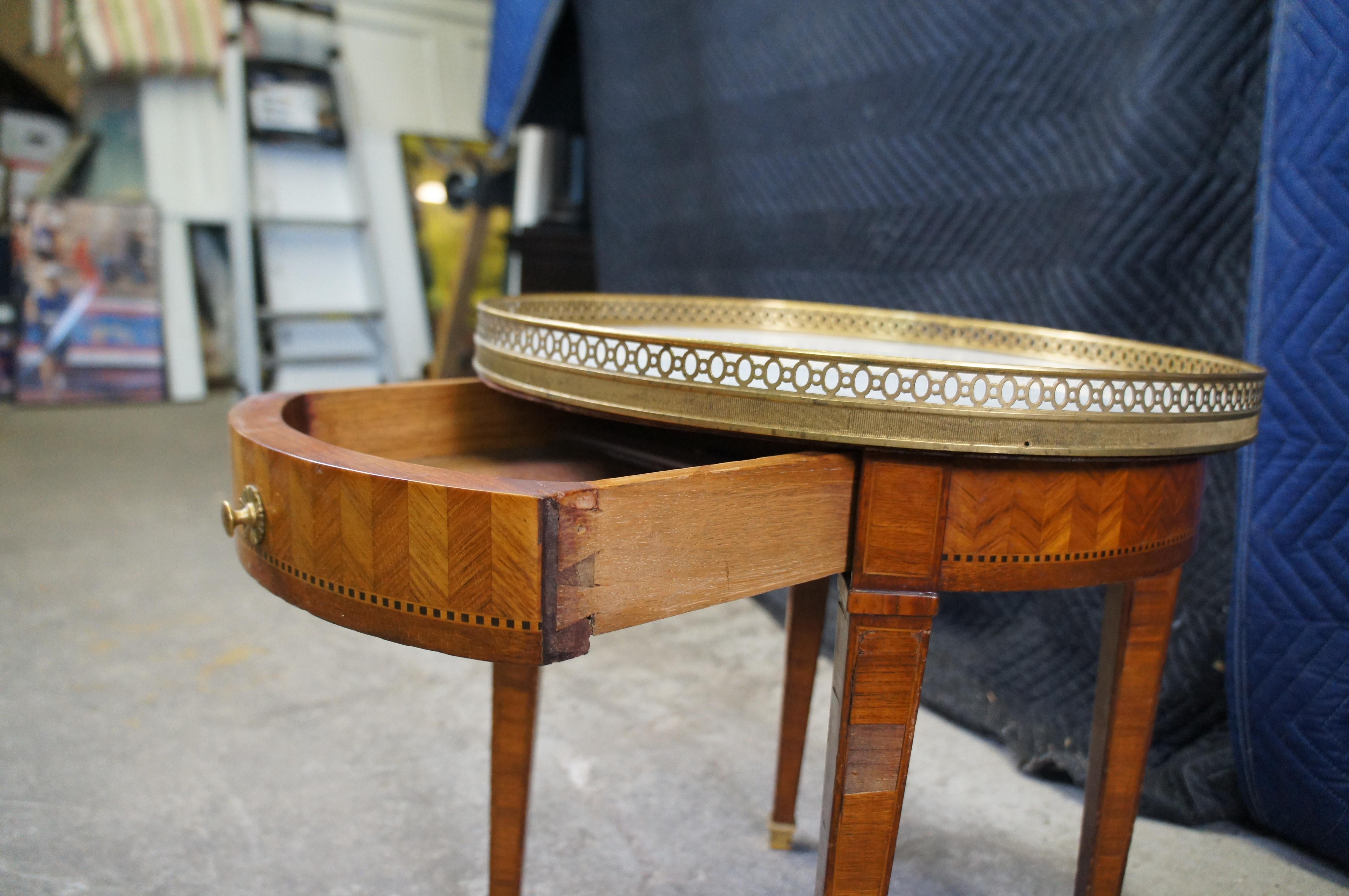 Ancienne table d'appoint Louis XV en marqueterie de noyer, marbre et laiton, Stand 19