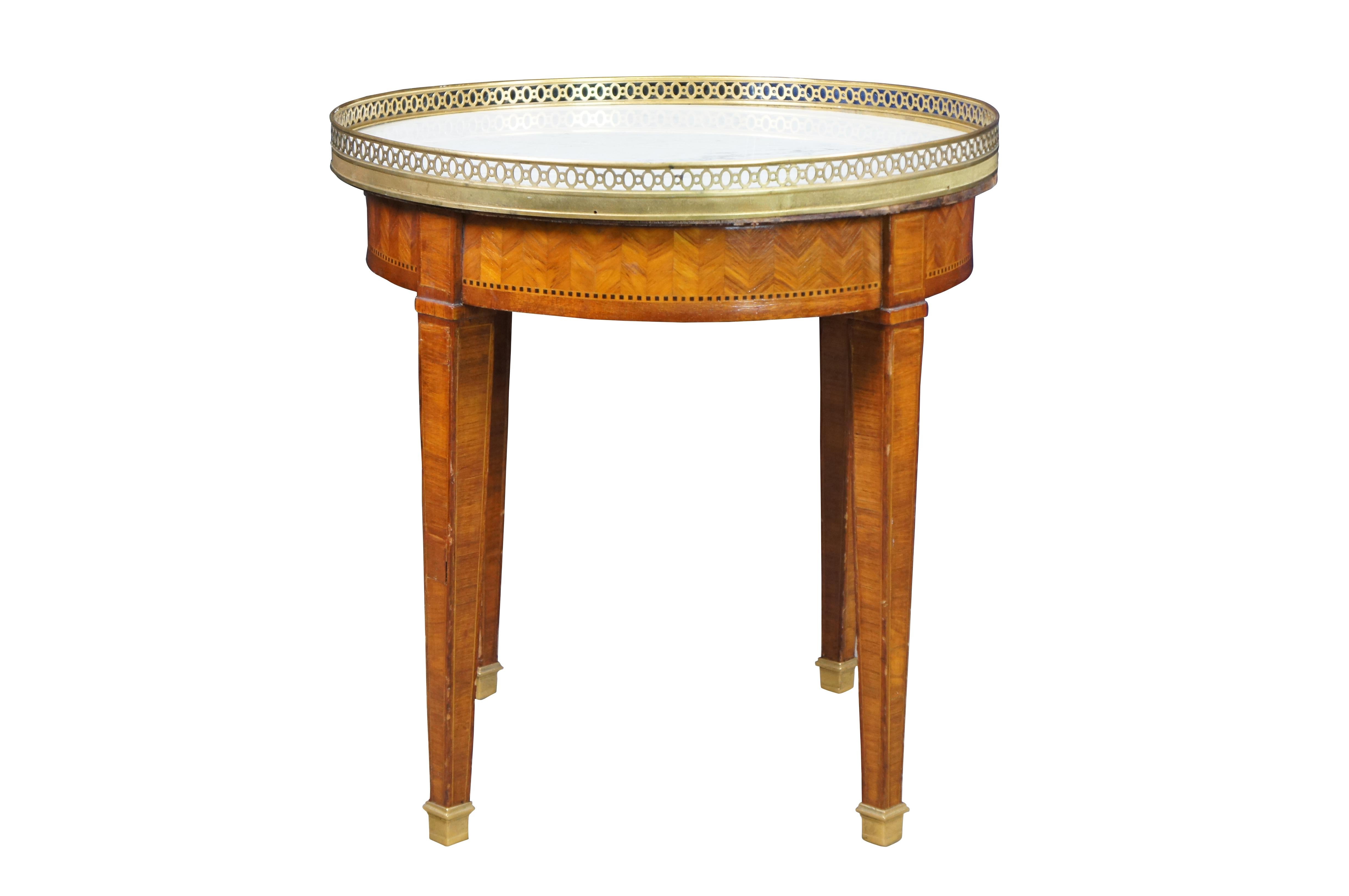 Ancienne table d'appoint de style Louis XV du début du 20e siècle. En noyer incrusté et bandes géométriques ébonisées avec un motif de parquet en chevron, de forme ronde avec un plateau en marbre entouré d'une galerie percée/réticulée au-dessus d'un