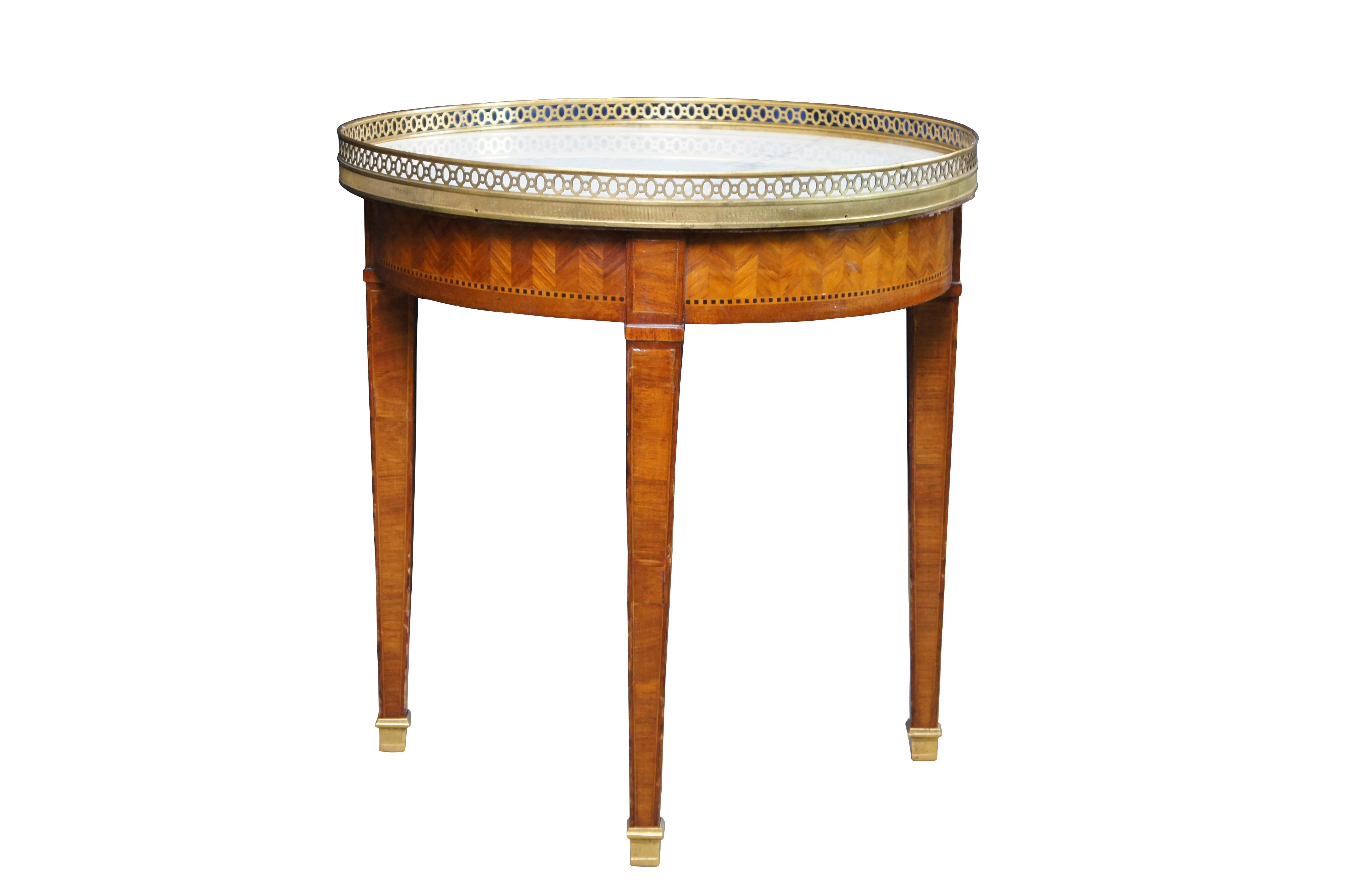 Ancienne table d'appoint Louis XV en marqueterie de noyer, marbre et laiton, Stand 19