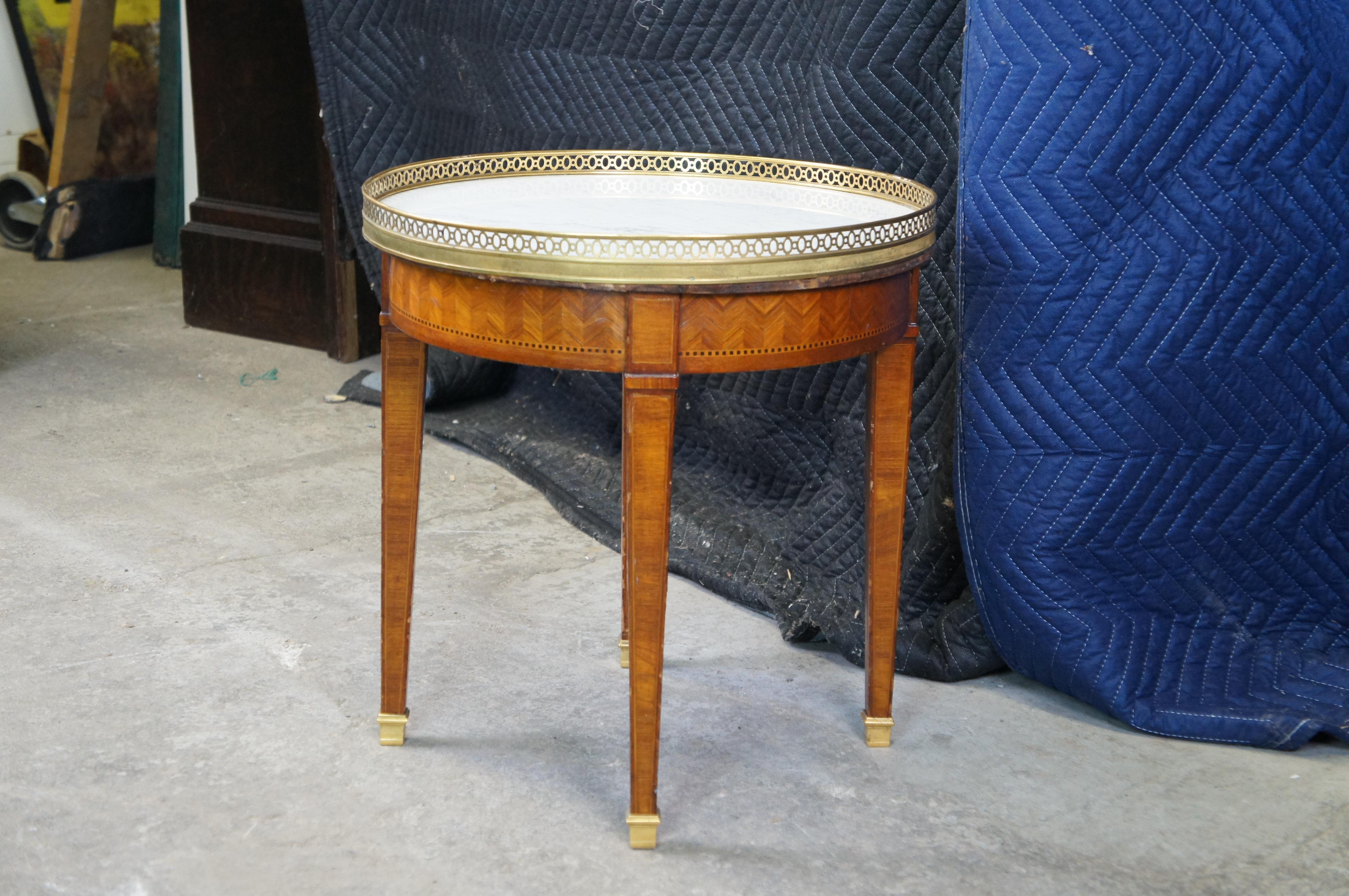 20ième siècle Ancienne table d'appoint Louis XV en marqueterie de noyer, marbre et laiton, Stand 19