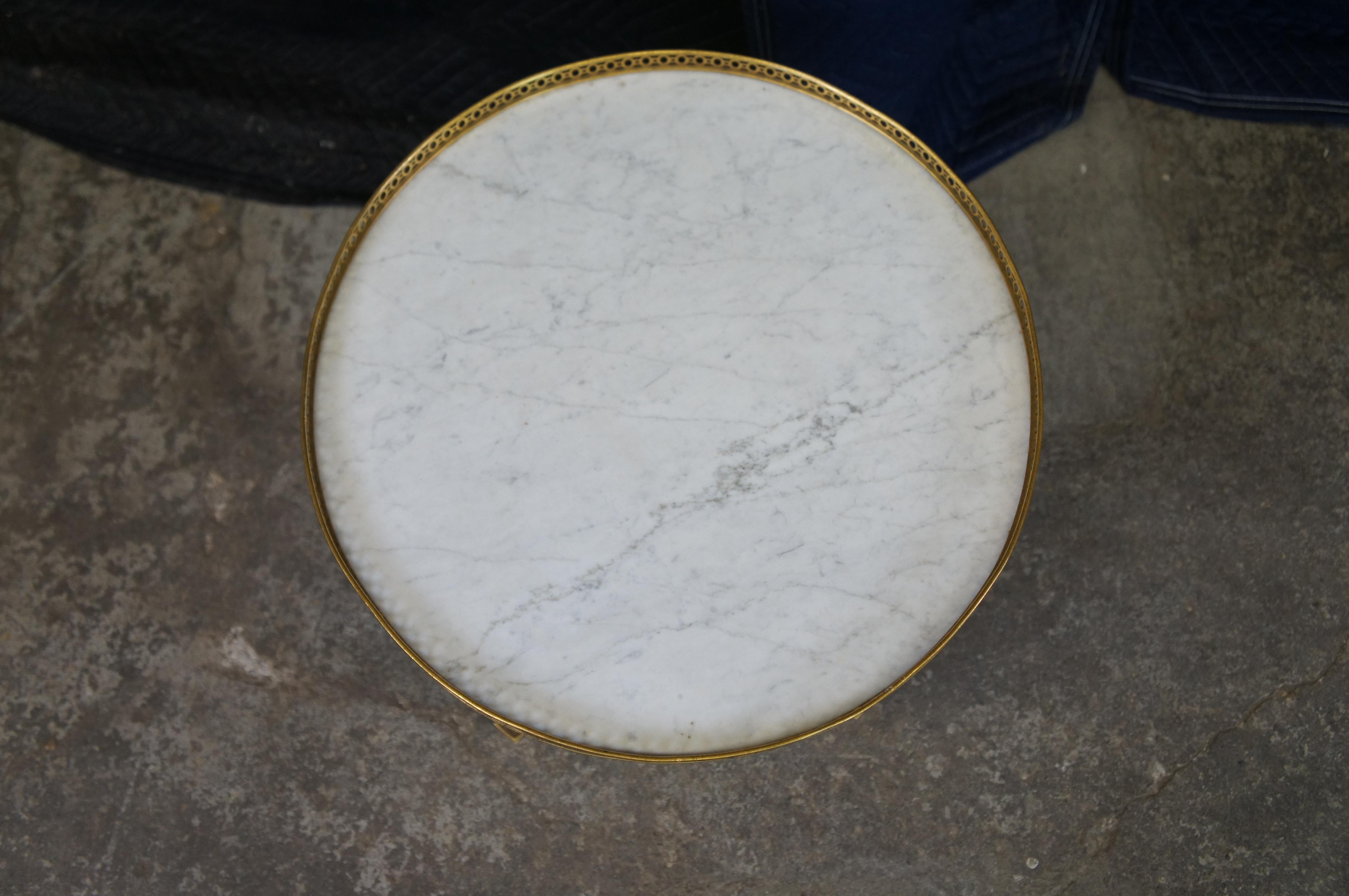 Marbre Ancienne table d'appoint Louis XV en marqueterie de noyer, marbre et laiton, Stand 19