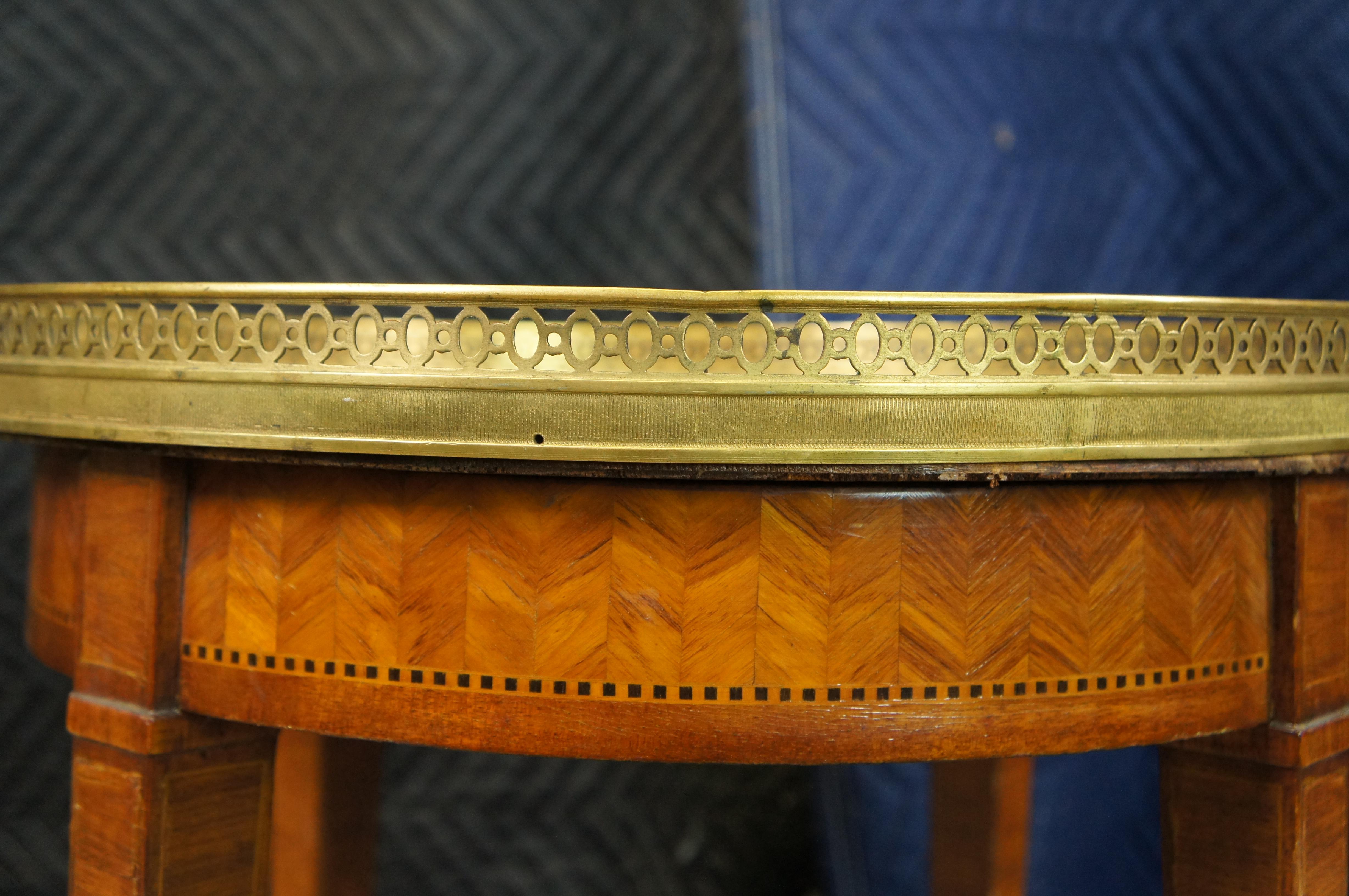 Ancienne table d'appoint Louis XV en marqueterie de noyer, marbre et laiton, Stand 19