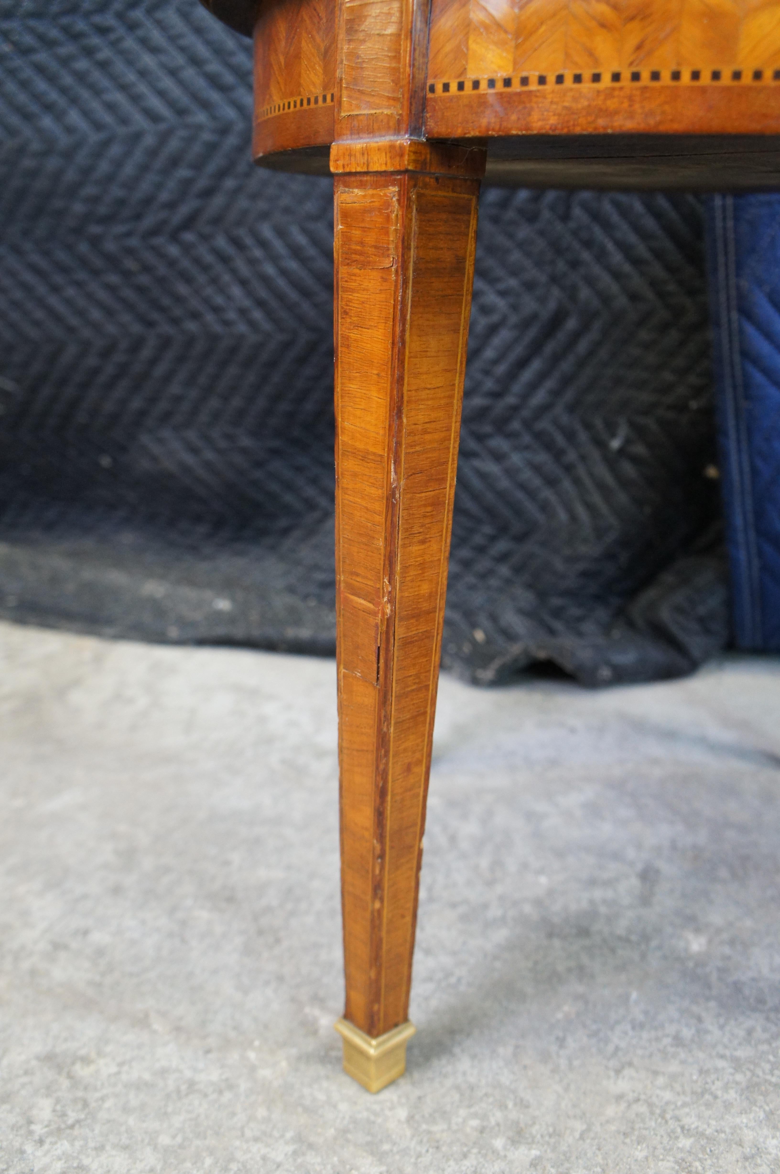Ancienne table d'appoint Louis XV en marqueterie de noyer, marbre et laiton, Stand 19