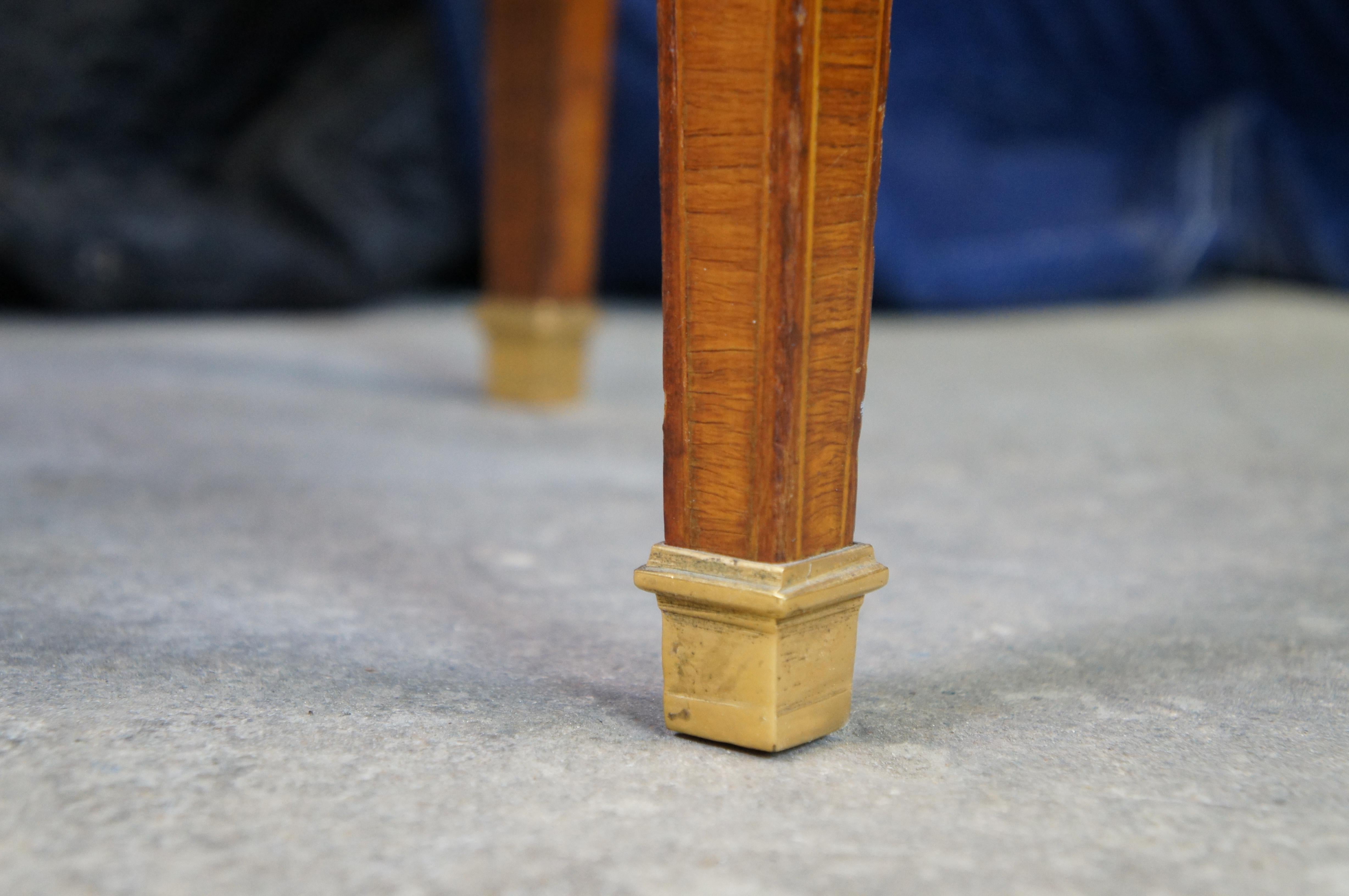 Ancienne table d'appoint Louis XV en marqueterie de noyer, marbre et laiton, Stand 19