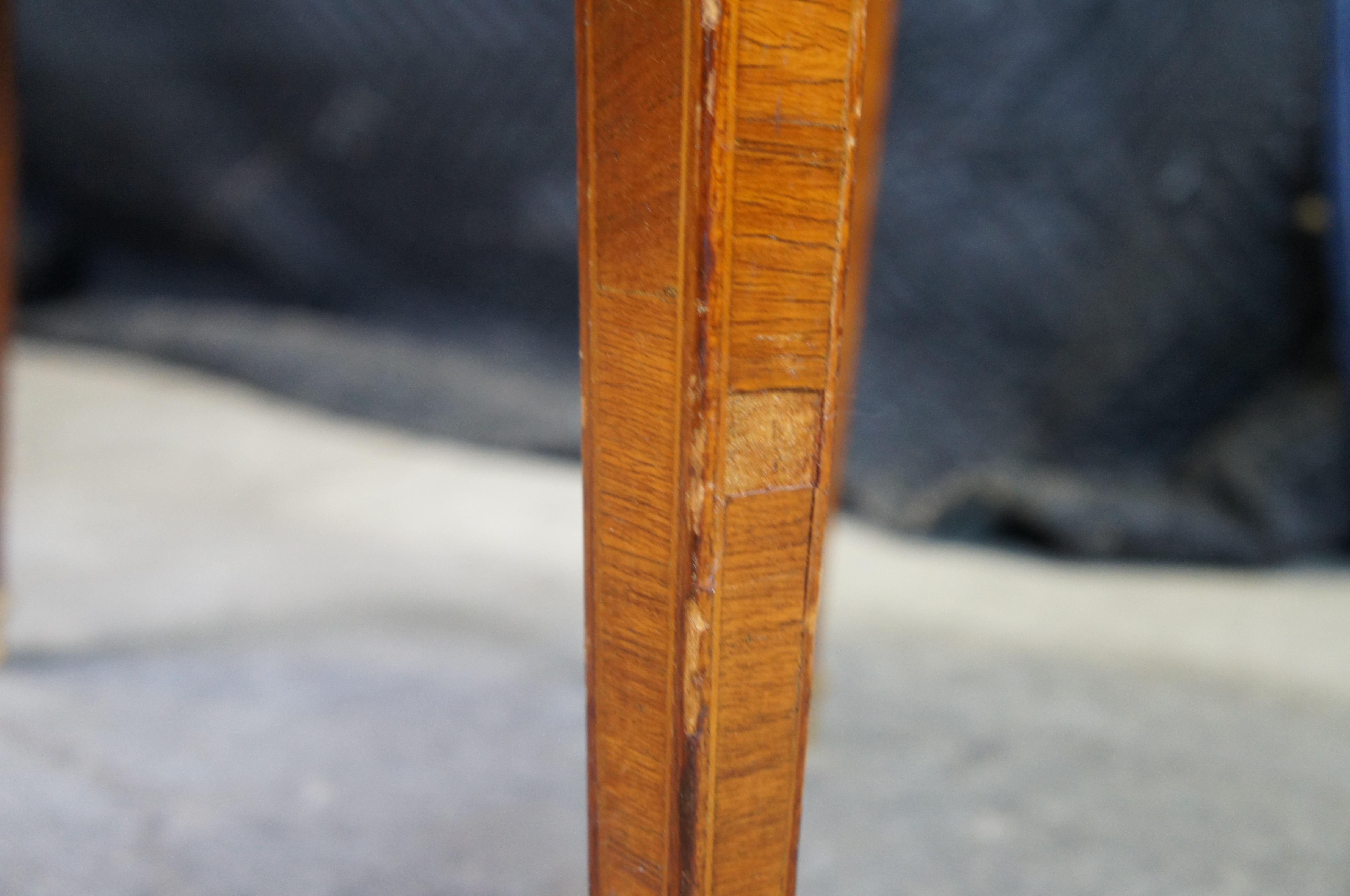 Ancienne table d'appoint Louis XV en marqueterie de noyer, marbre et laiton, Stand 19