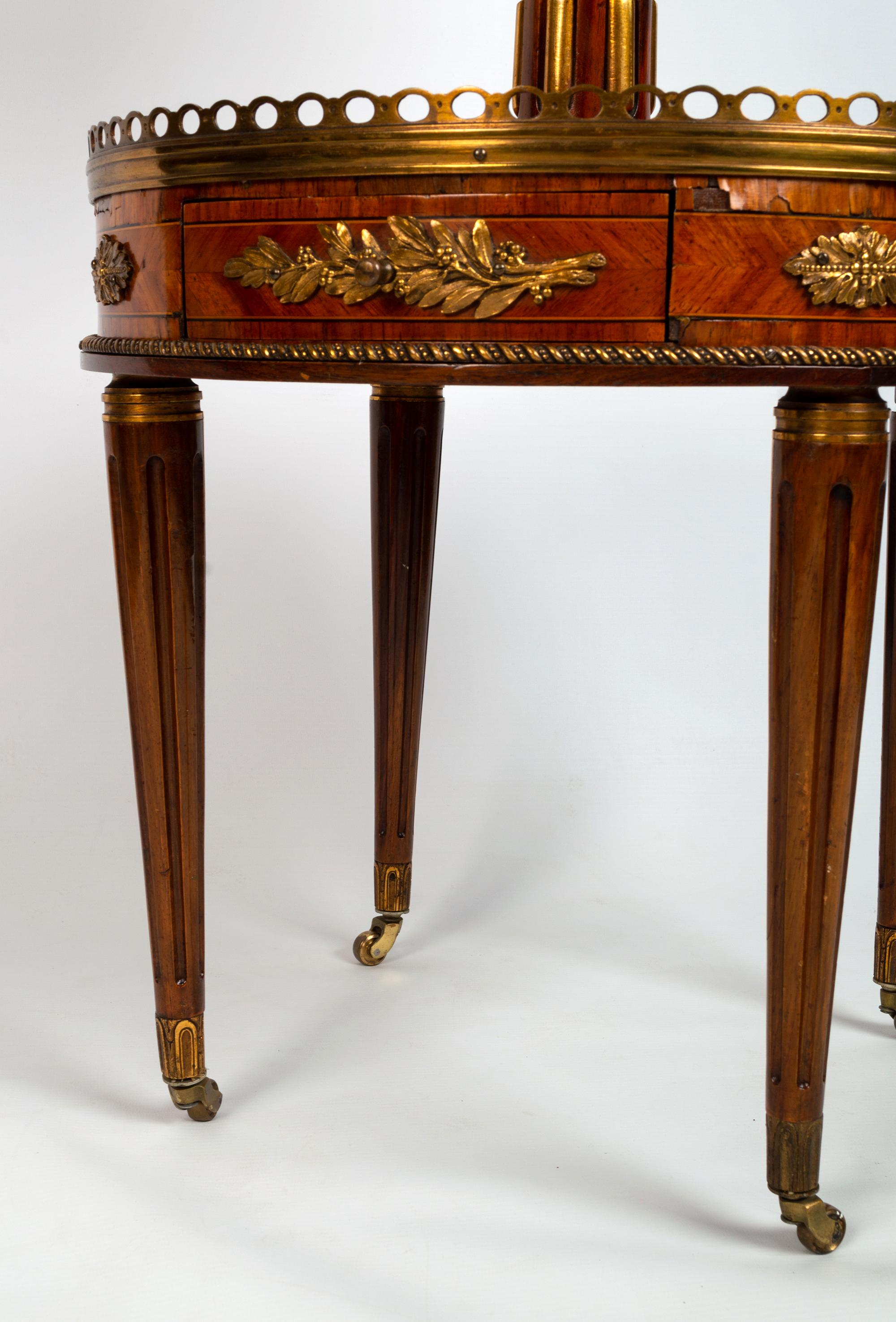 Ancienne table d'appoint française Louis XV en bois de violette, à la manière de François Linke en vente 6