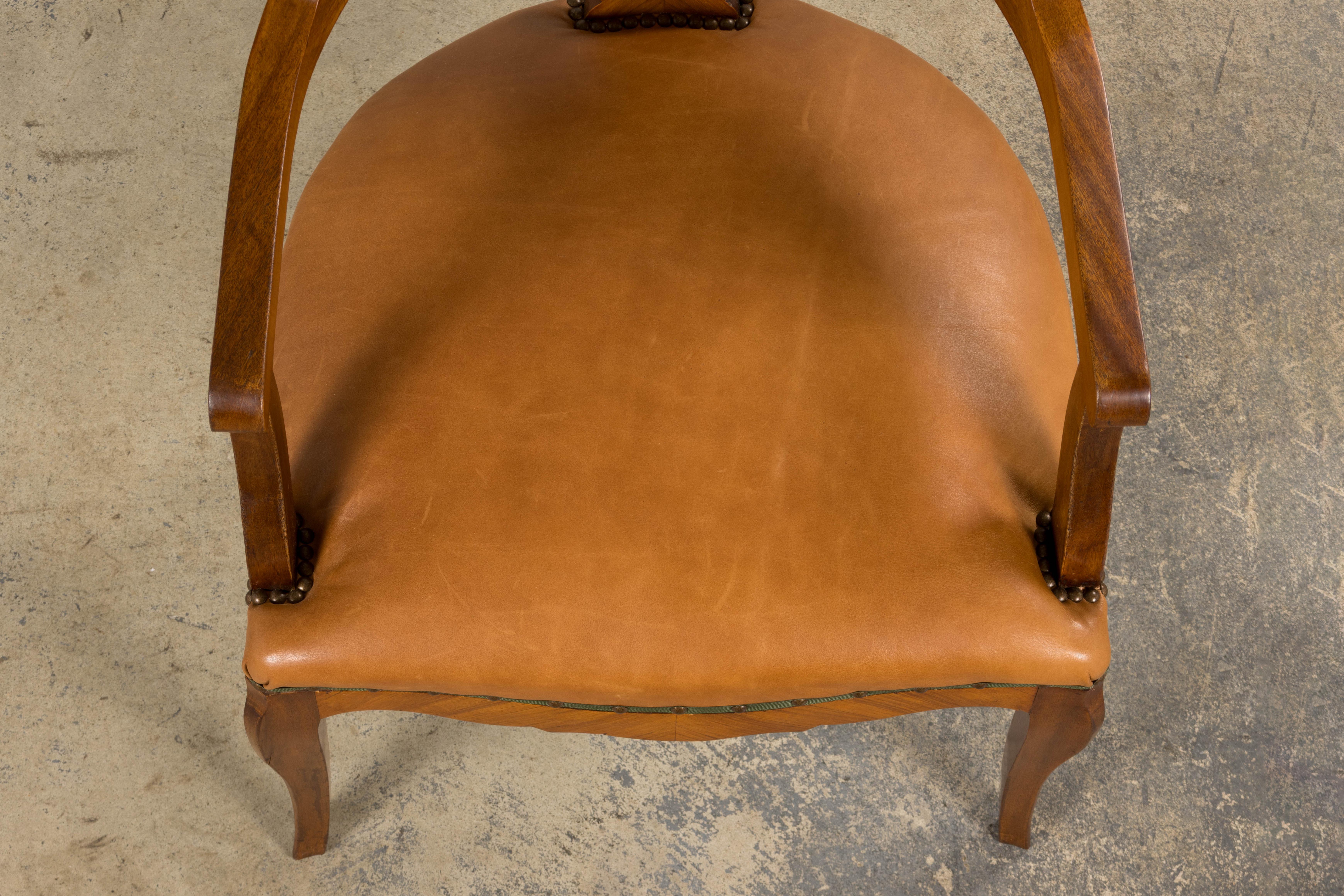 Intagliato a mano Antique French Louis XV Mahogany Desk Chair W/ Tan Leather in vendita