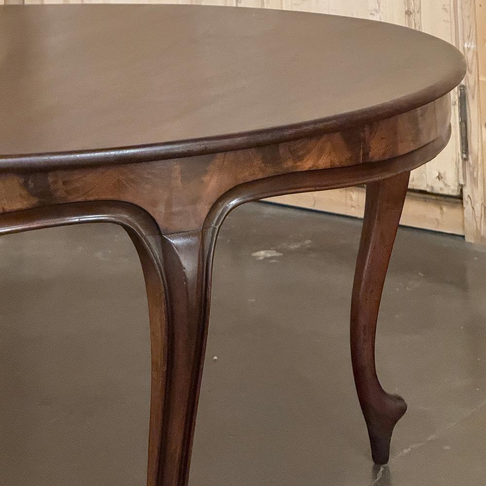 Ancienne table de salle à manger ronde française Louis XV en acajou en vente 3