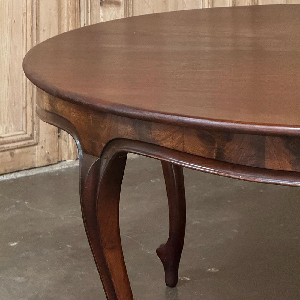 Ancienne table de salle à manger ronde française Louis XV en acajou en vente 4