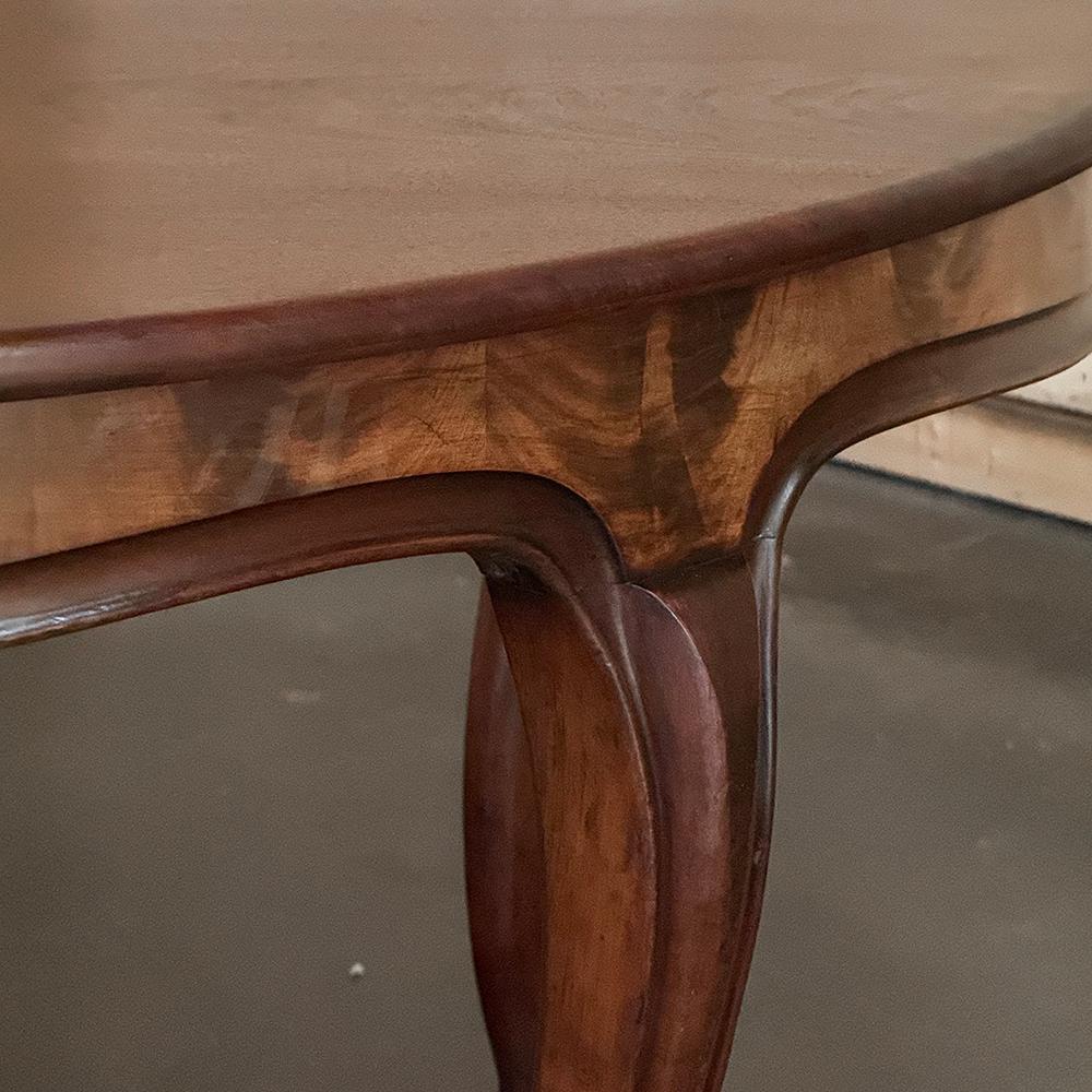 Ancienne table de salle à manger ronde française Louis XV en acajou en vente 5