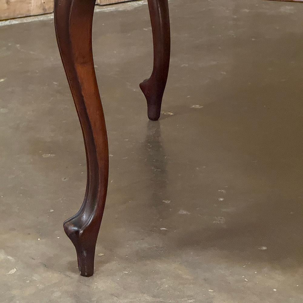 Ancienne table de salle à manger ronde française Louis XV en acajou en vente 10