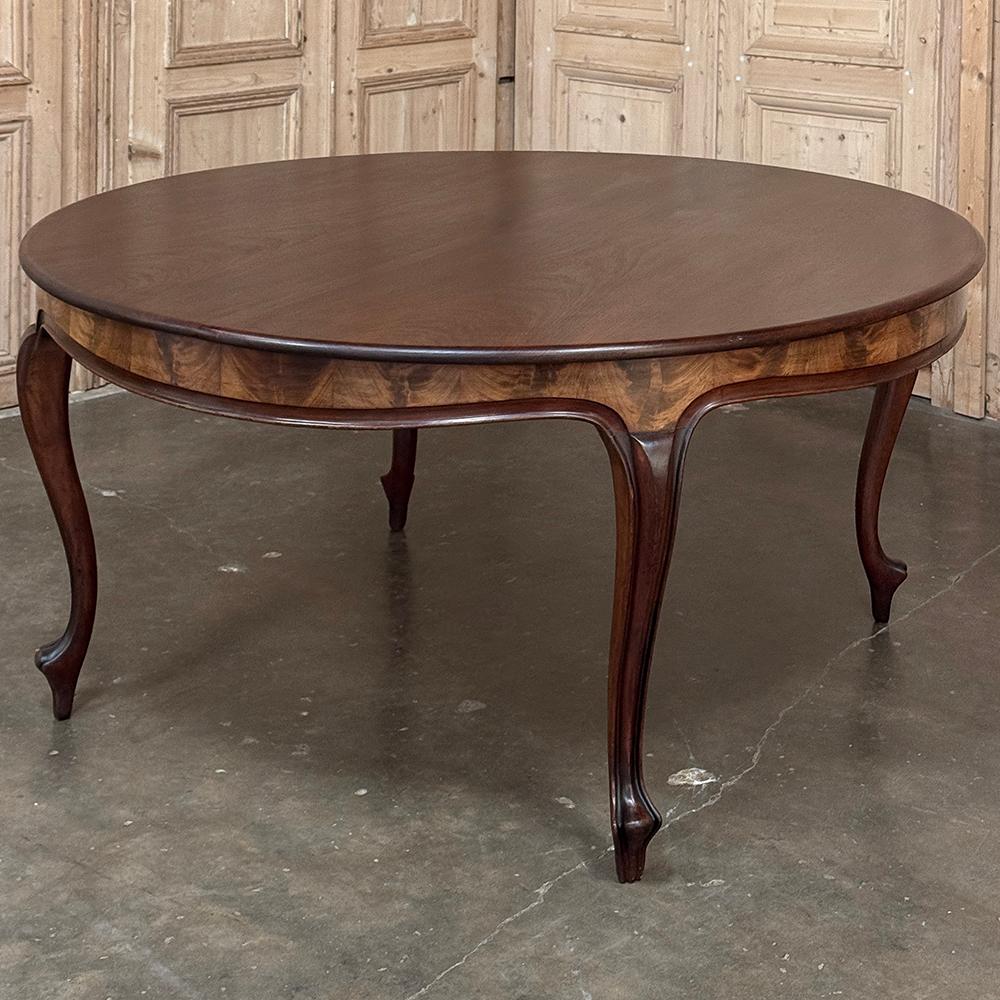 La table à manger ronde ancienne en acajou Louis XV est la définition même de l'élégance et de l'intimité !  La construction en acajou massif de l'ensemble du plateau s'associe à des pieds solides en forme de cabriole et à un tablier subtilement