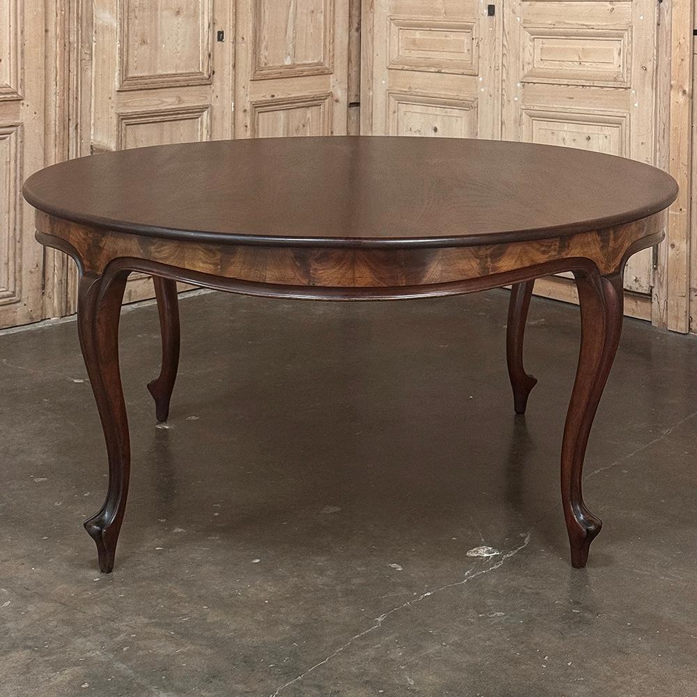 Français Ancienne table de salle à manger ronde française Louis XV en acajou en vente