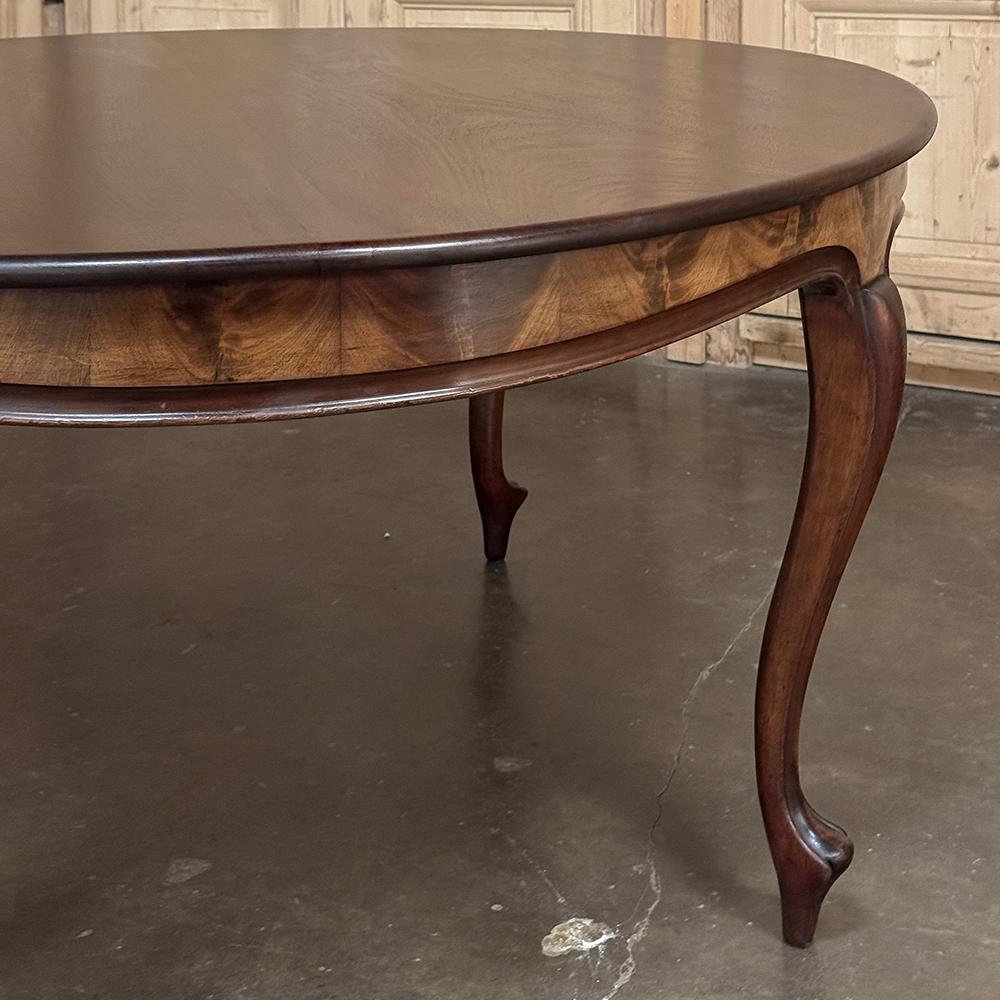 20ième siècle Ancienne table de salle à manger ronde française Louis XV en acajou en vente
