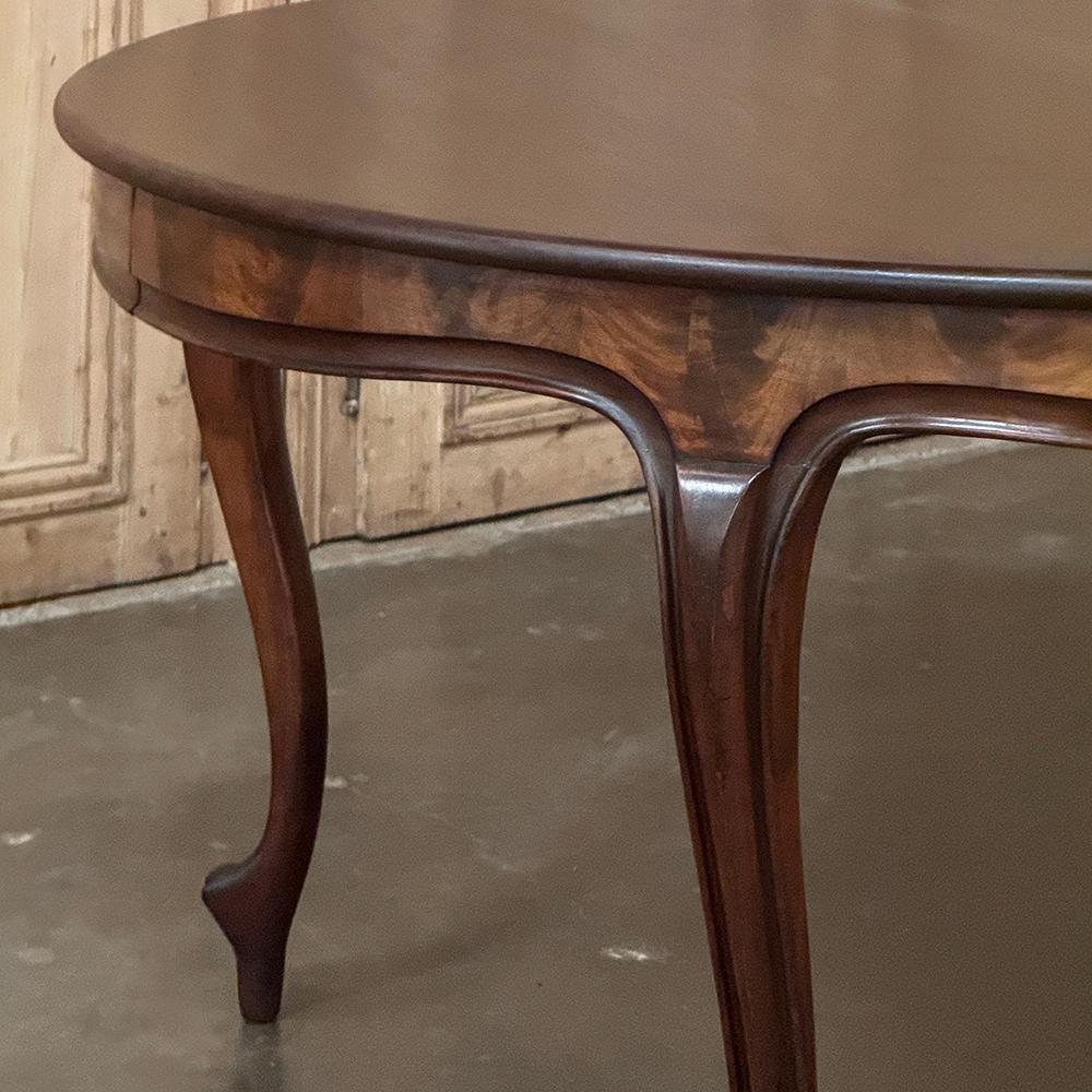 Acajou Ancienne table de salle à manger ronde française Louis XV en acajou en vente