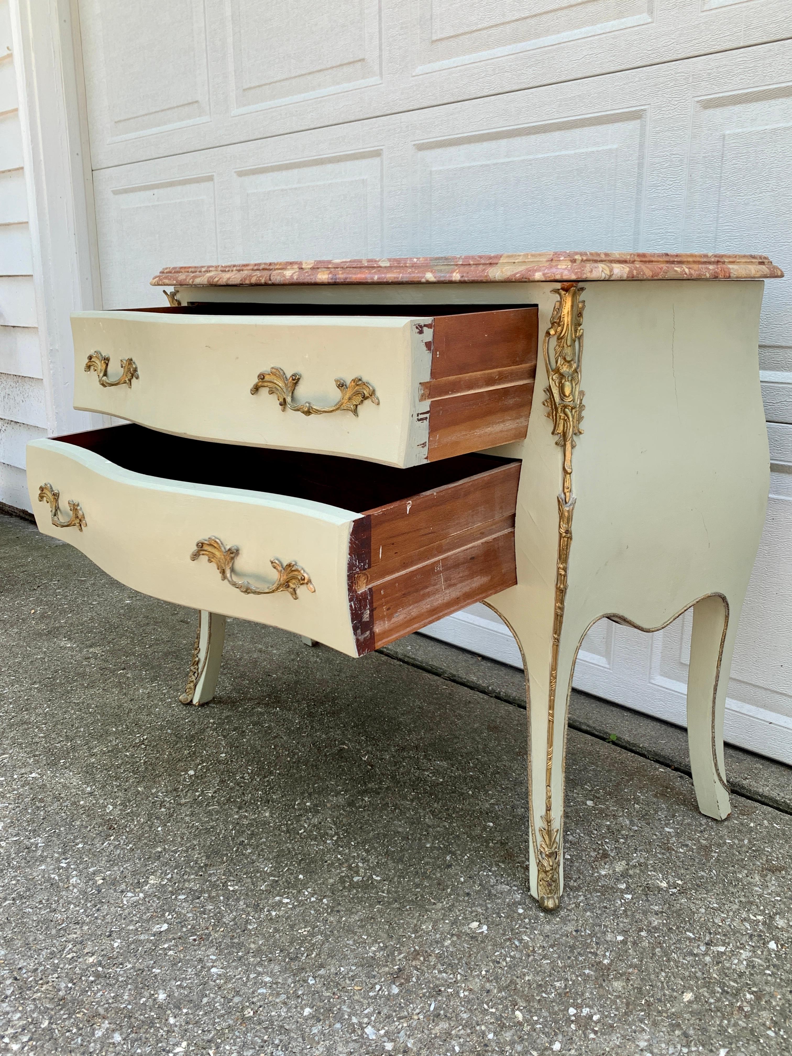 Ancienne commode française de style Louis XV à dessus en marbre Bombay et ornementation en bronze doré en vente 5