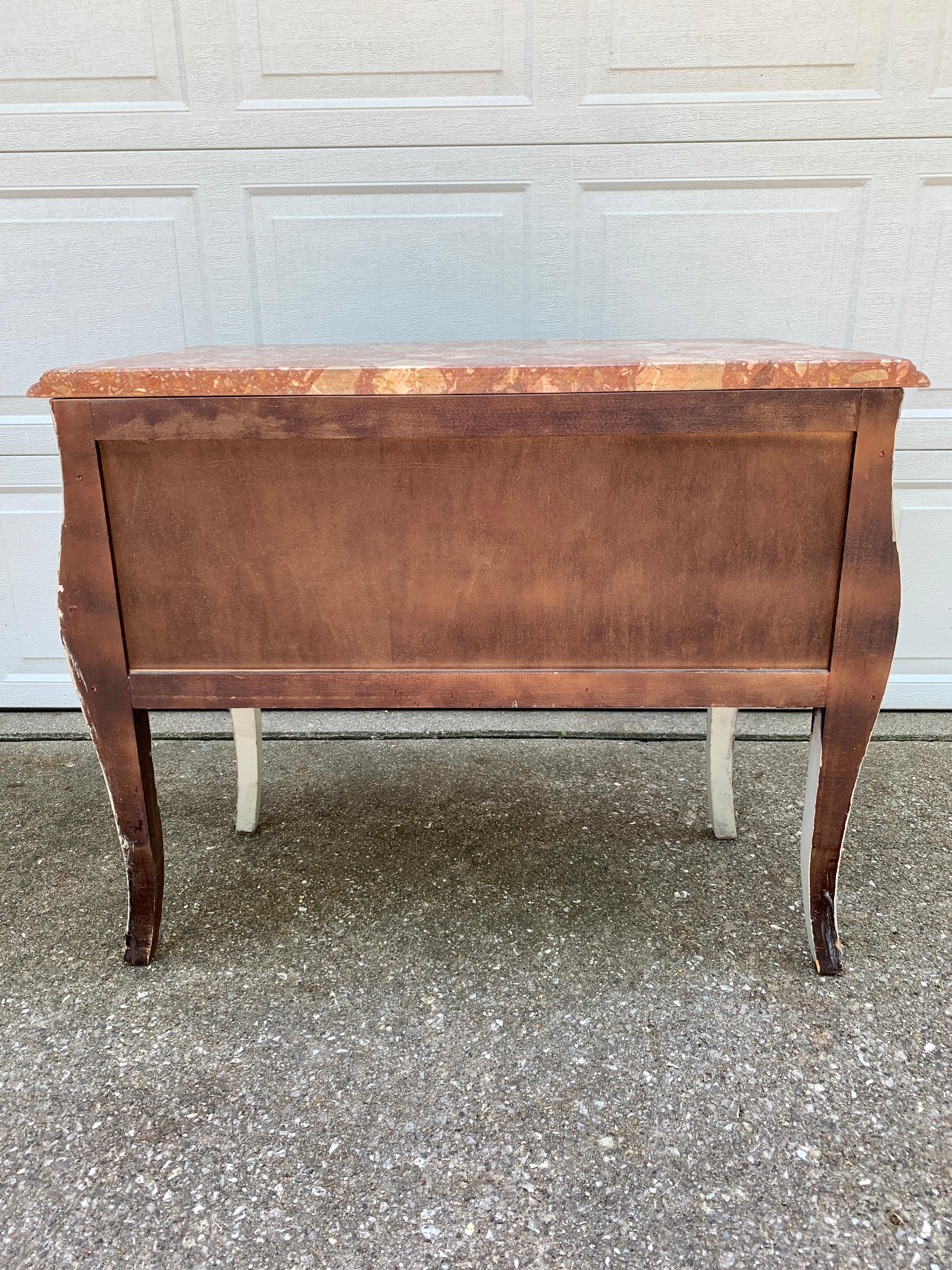 Antique French Louis XV Marble Top Bombay Chest Commode With Mounted Ormolu in vendita 6