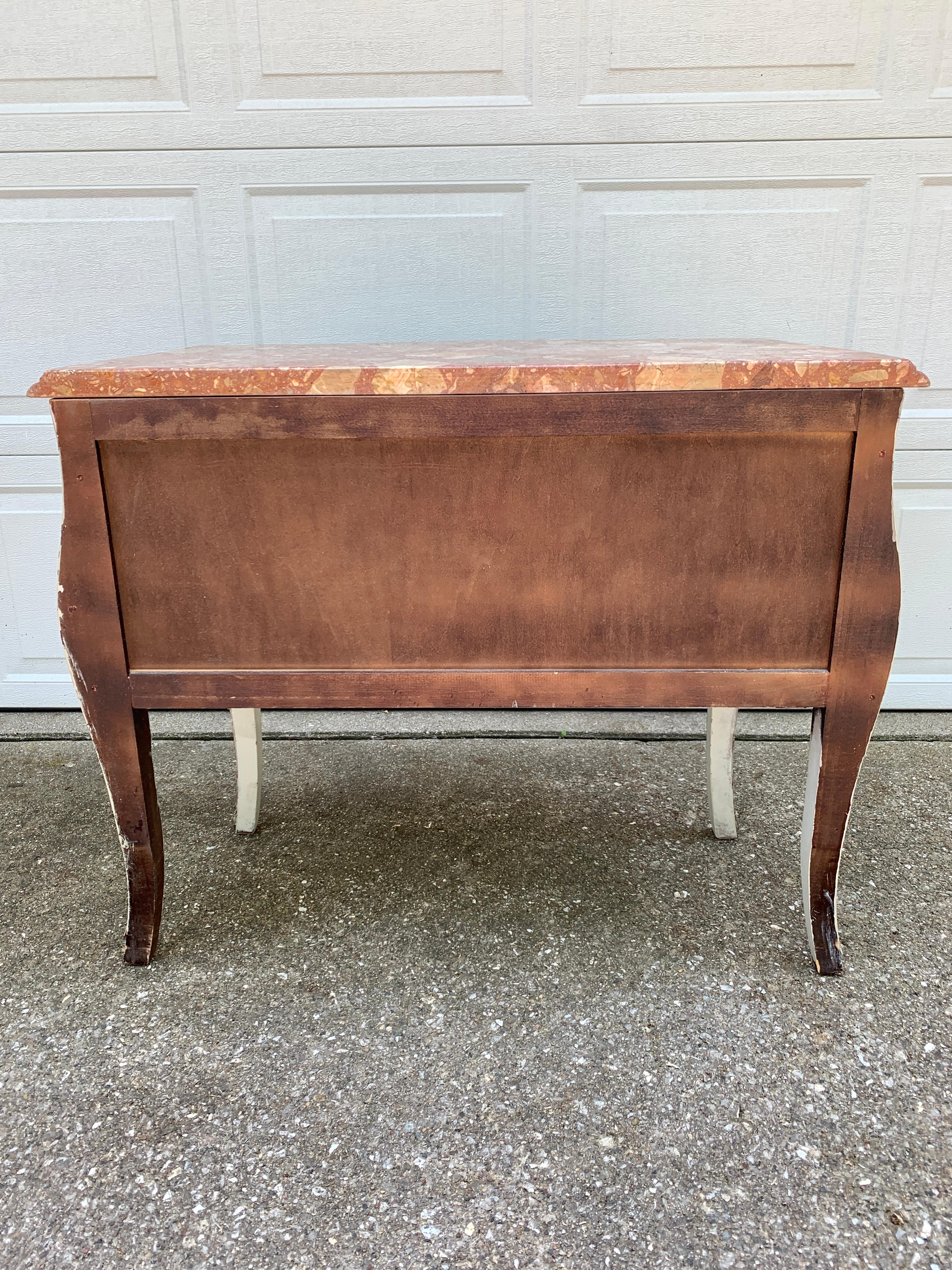 Ancienne commode française de style Louis XV à dessus en marbre Bombay et ornementation en bronze doré en vente 7