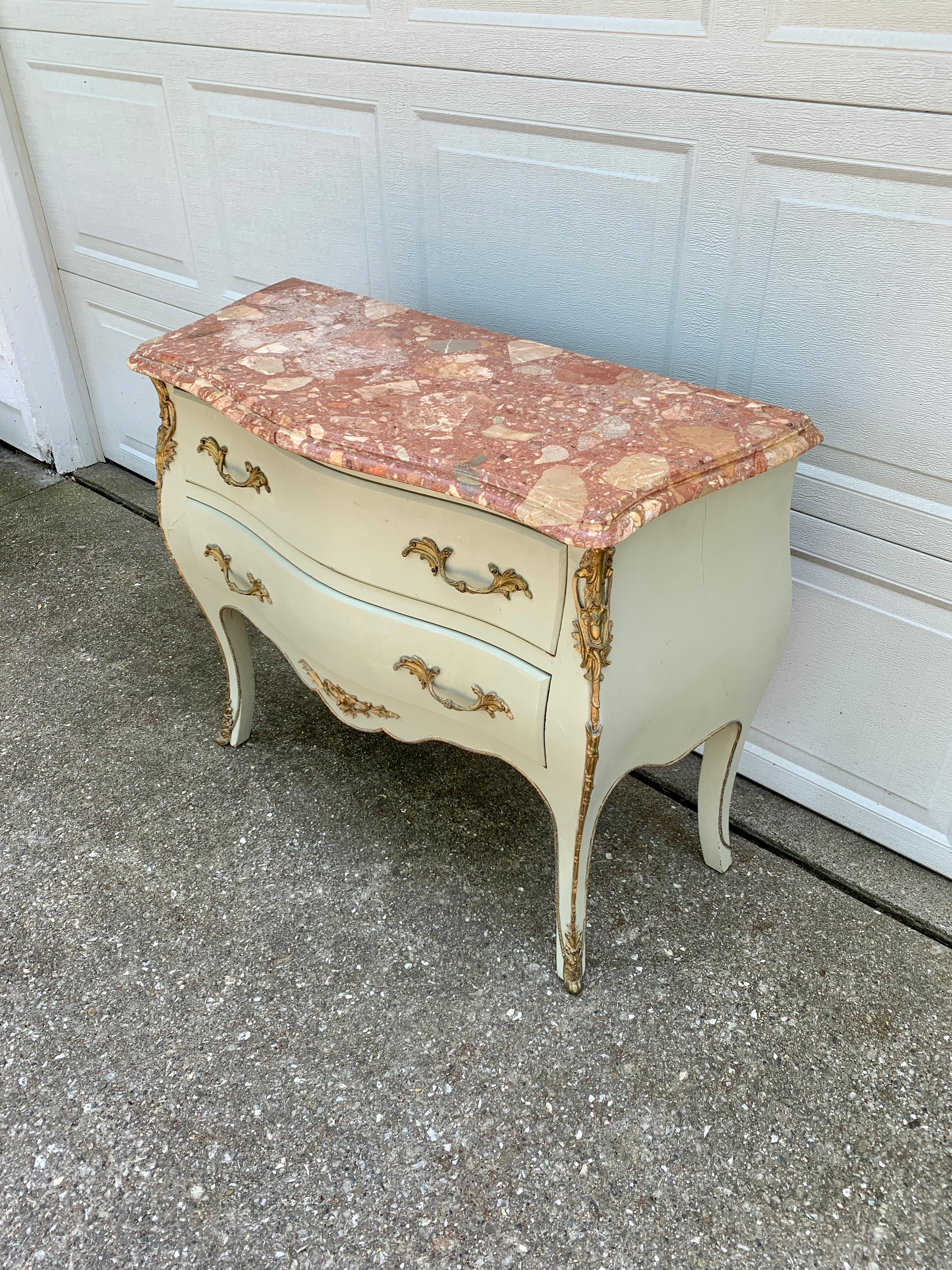 Français Ancienne commode française de style Louis XV à dessus en marbre Bombay et ornementation en bronze doré en vente