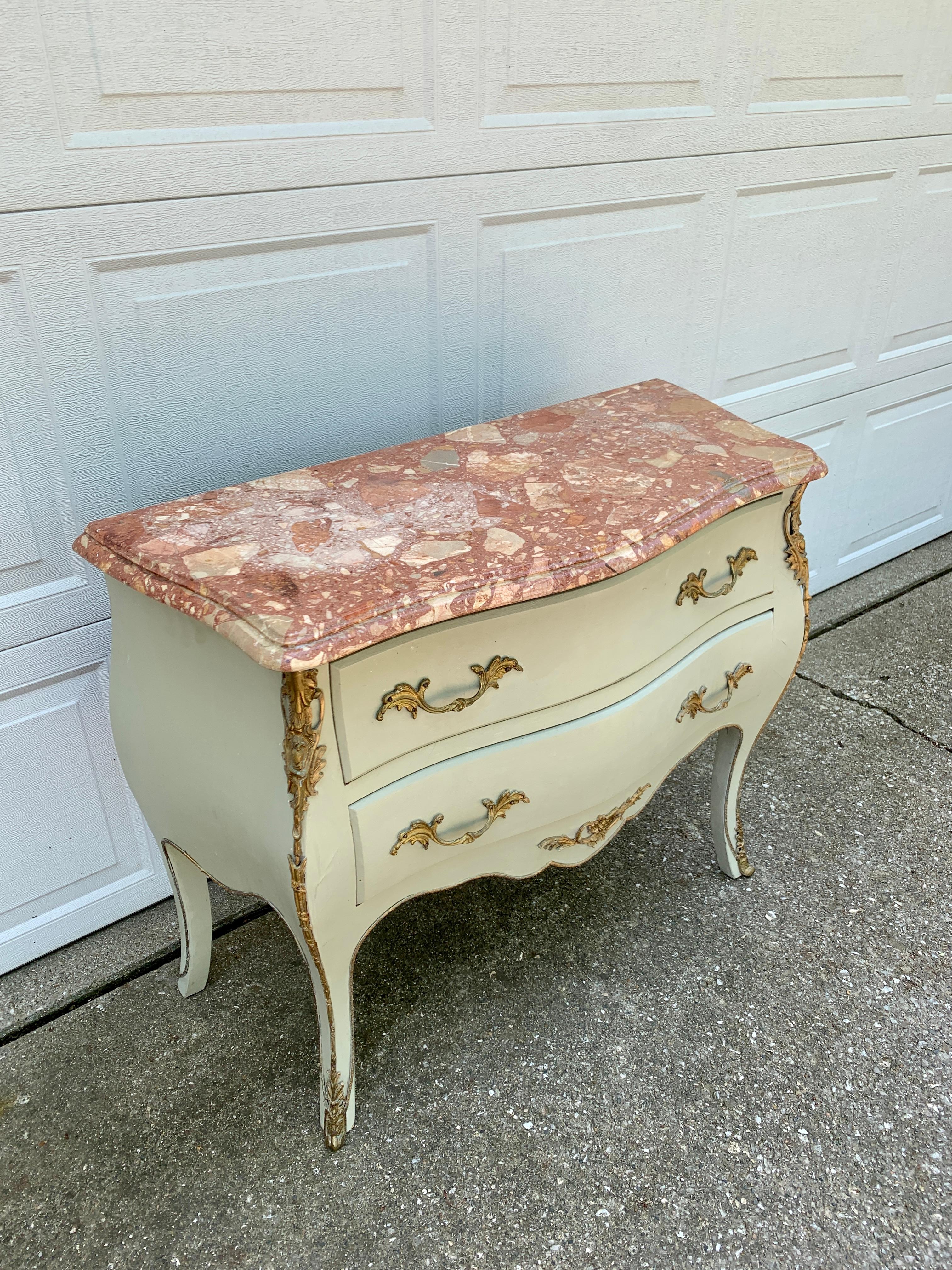 20ième siècle Ancienne commode française de style Louis XV à dessus en marbre Bombay et ornementation en bronze doré en vente