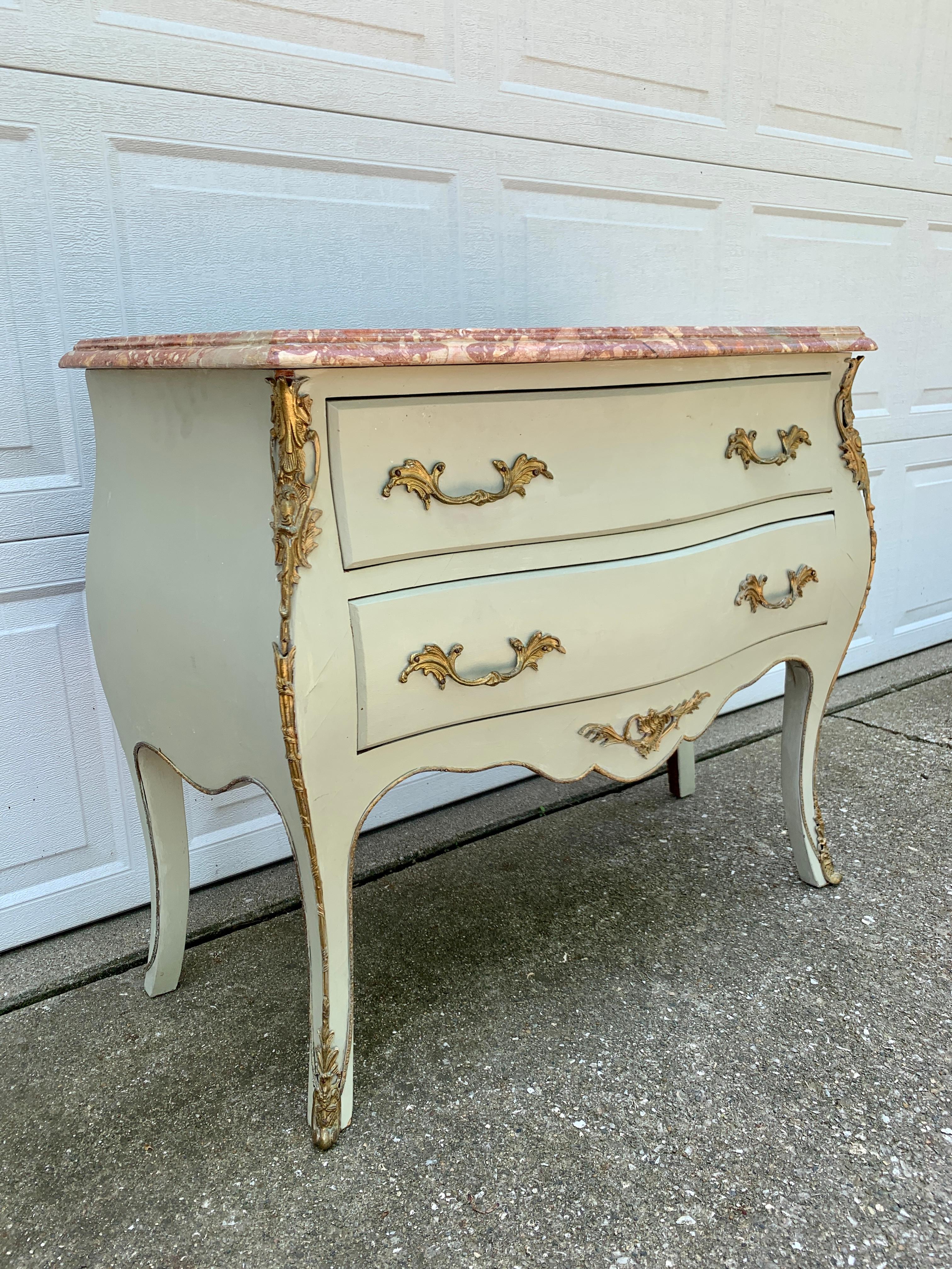 Marbre Ancienne commode française de style Louis XV à dessus en marbre Bombay et ornementation en bronze doré en vente