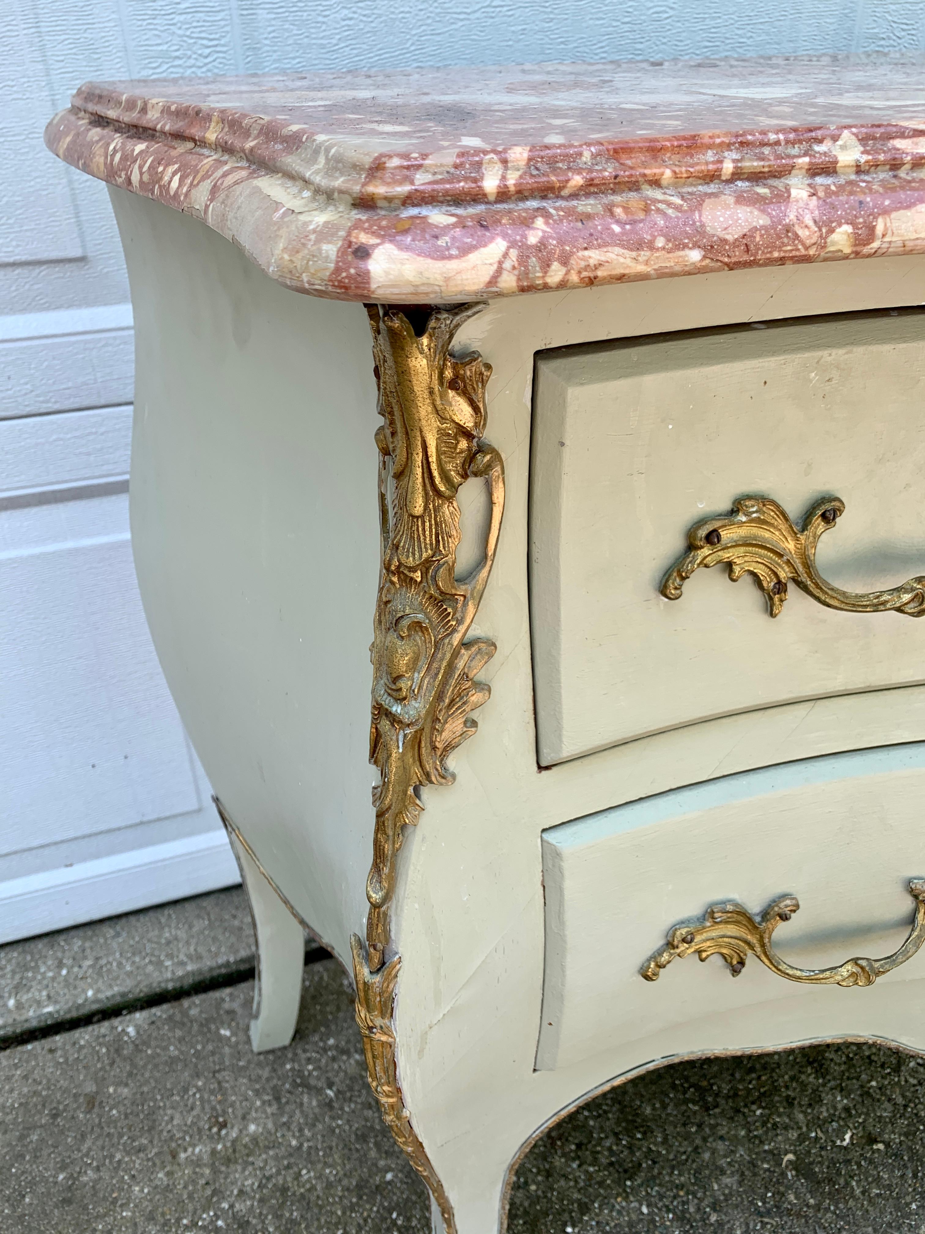 Ancienne commode française de style Louis XV à dessus en marbre Bombay et ornementation en bronze doré en vente 1