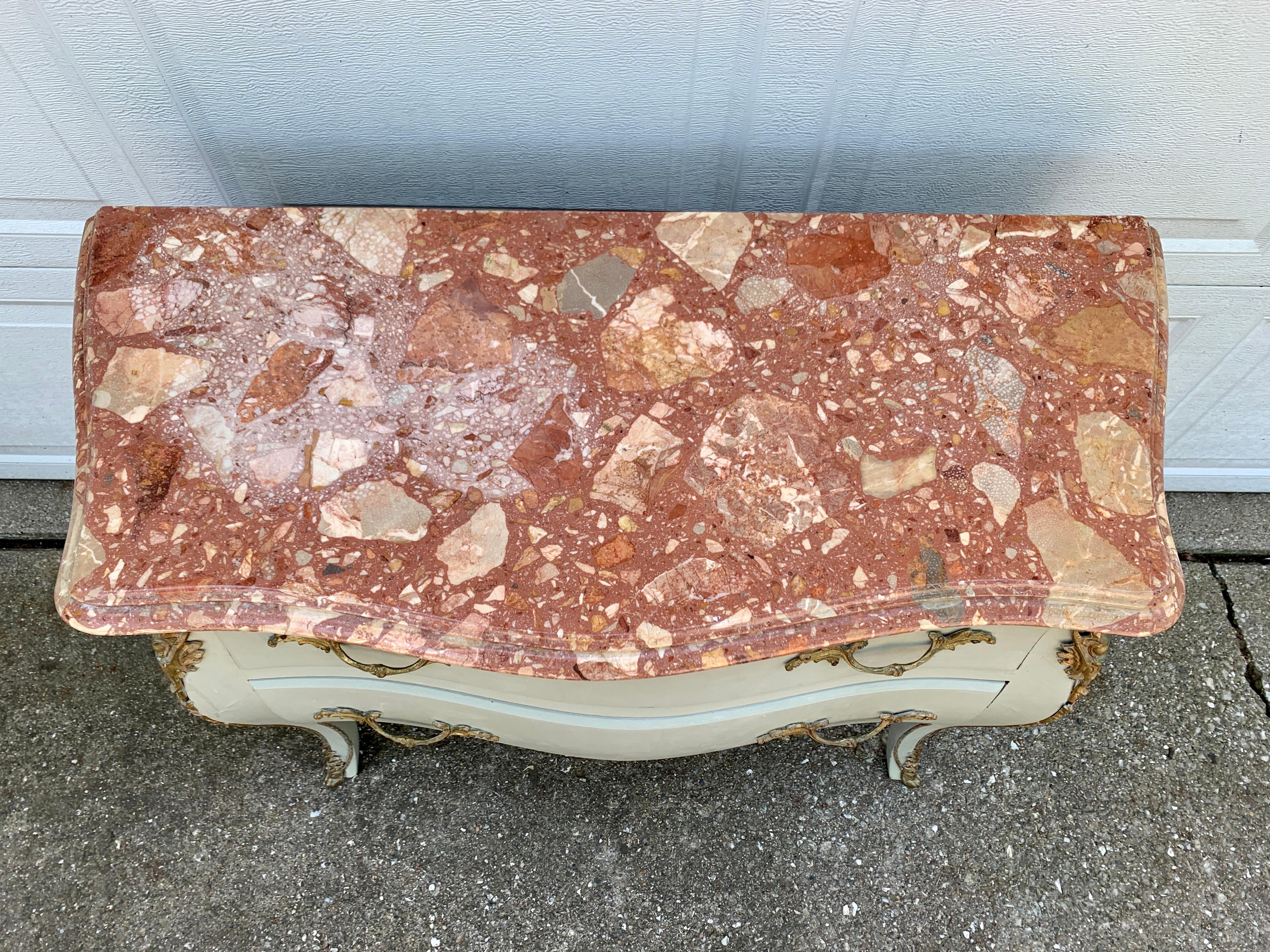 Antique French Louis XV Marble Top Bombay Chest Commode With Mounted Ormolu in vendita 1