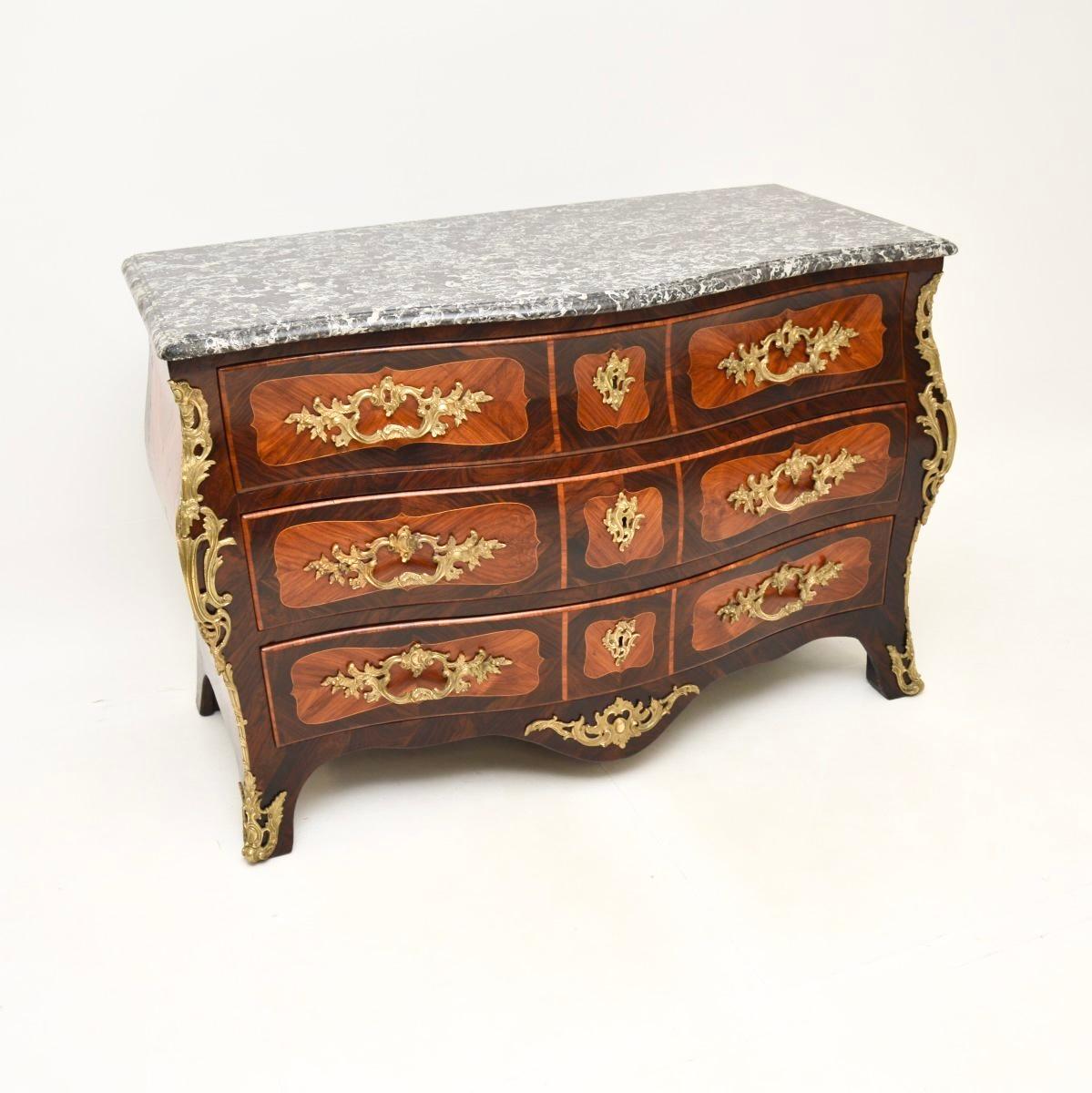 Un'importante e assolutamente straordinaria commode francese Luigi XV con piano in marmo di Jacques Bircklé. Questo modello è stato realizzato in Francia e risale al periodo 1750-1770 circa.

È di qualità magnifica, con un bel design e proporzioni