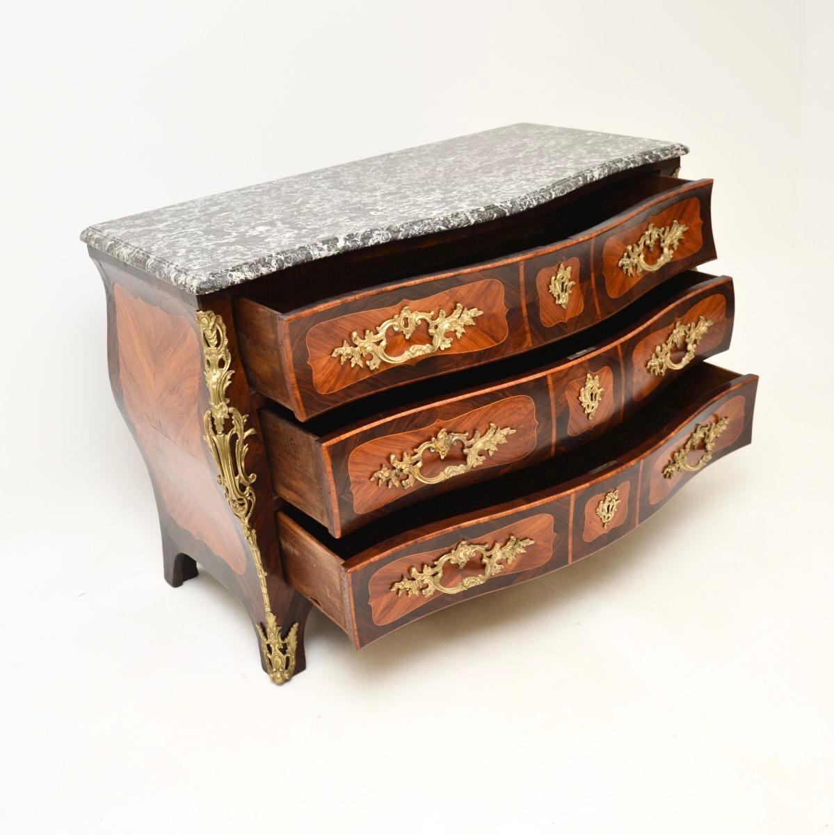 Francese Antique French Luigi XV Commode con piano in marmo di Jacques Bircklé in vendita