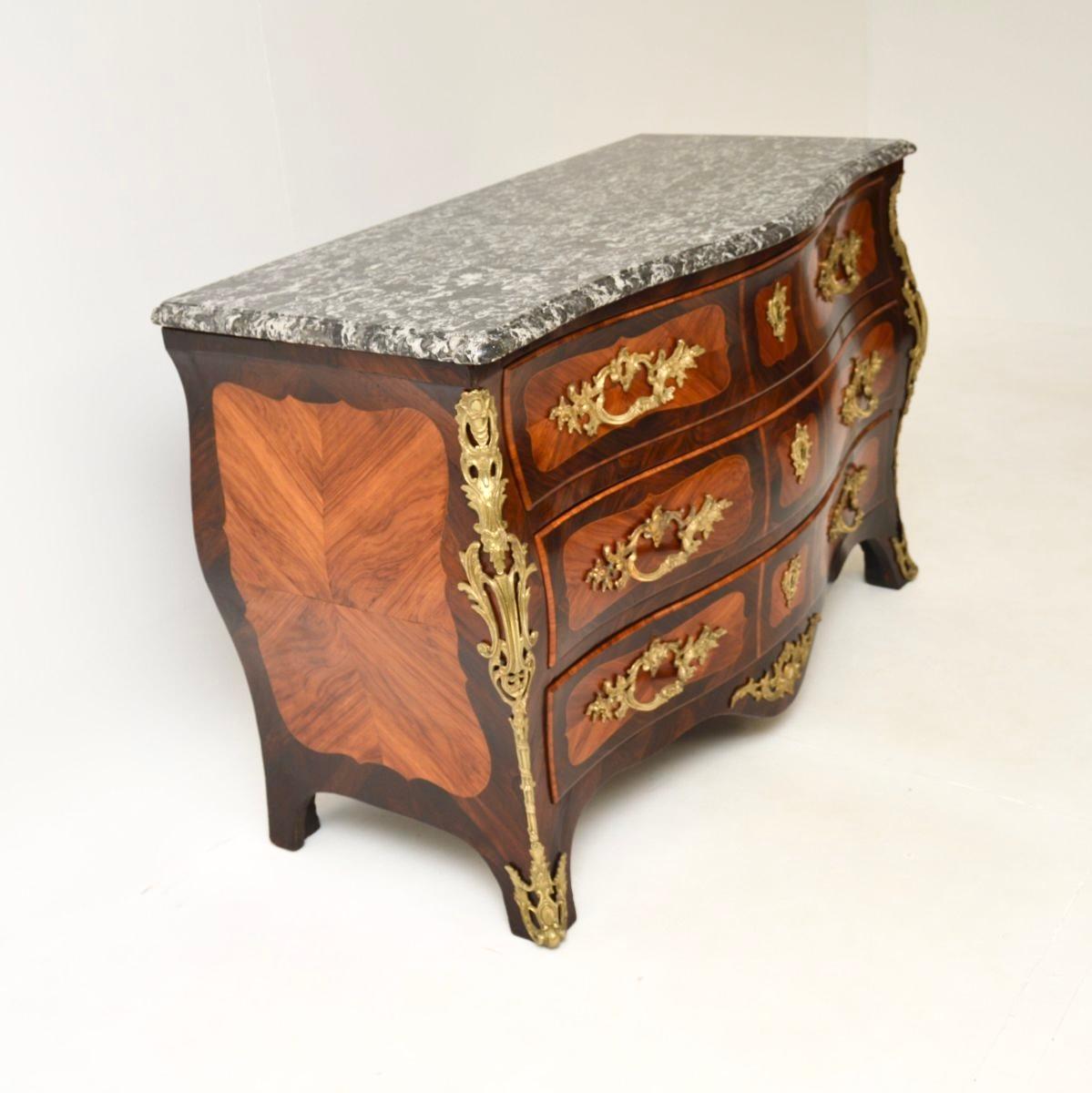 Dorato Antique French Luigi XV Commode con piano in marmo di Jacques Bircklé in vendita