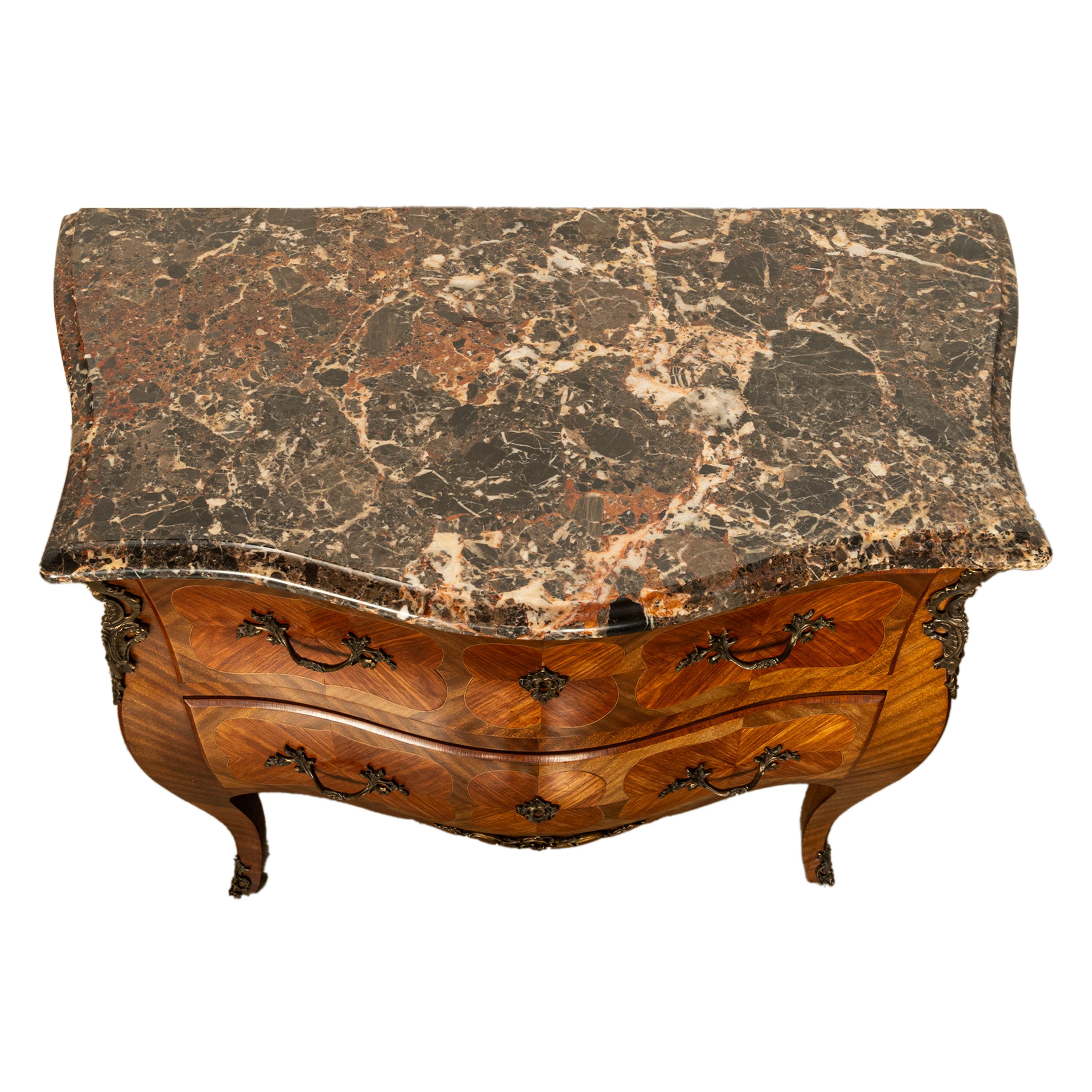 Antique French Louis XV Marble Top Ormolu Bombe Shape Inlaid Tulip-wood Commode in vendita 2