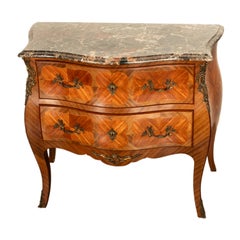 Antigua cómoda francesa Luis XV con tapa de mármol ormolu en forma de bomba con incrustaciones de madera de tulipán