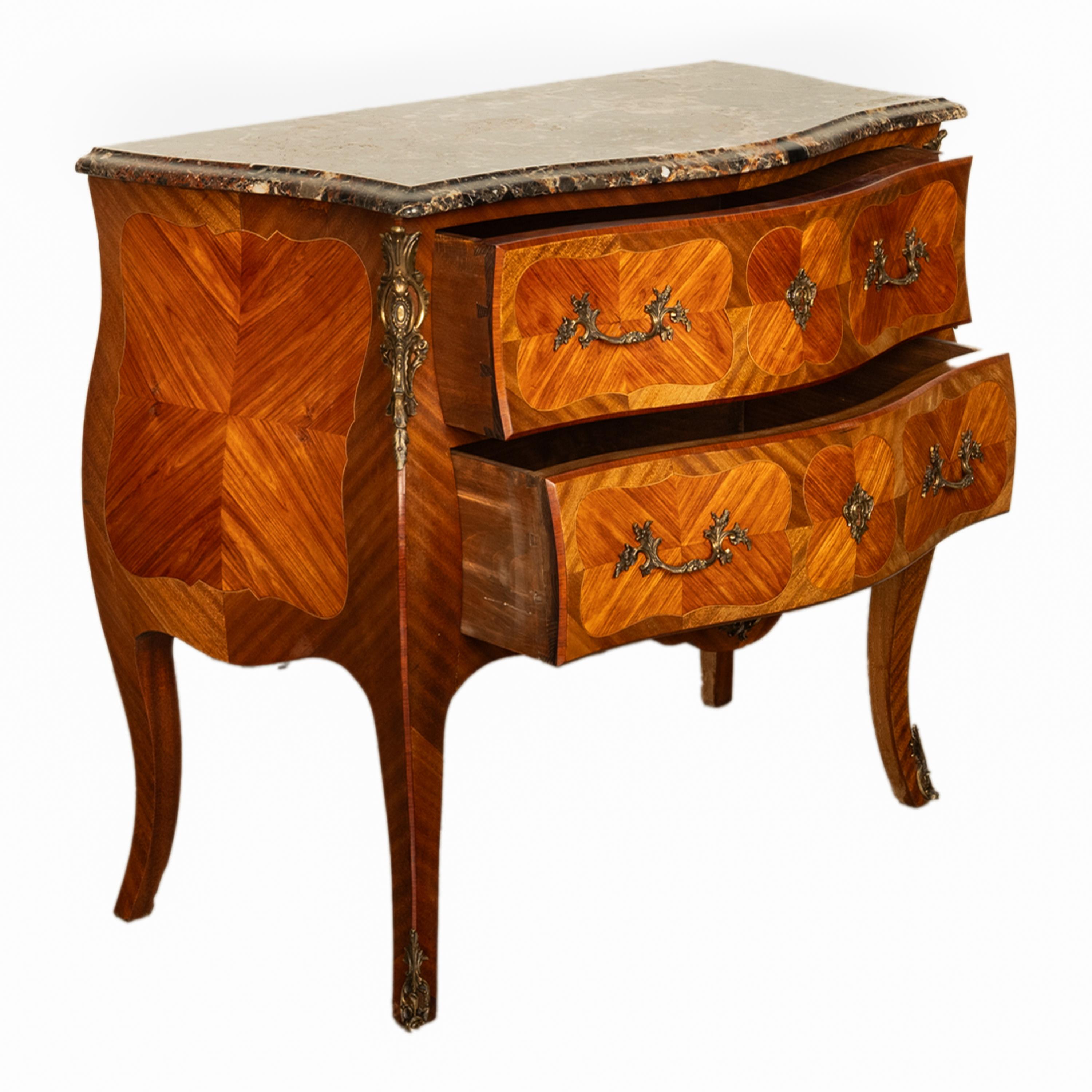 Antique French Louis XV Marble Top Ormolu Bombe Shape Inlaid Tulip-wood Commode In condizioni buone in vendita a Portland, OR