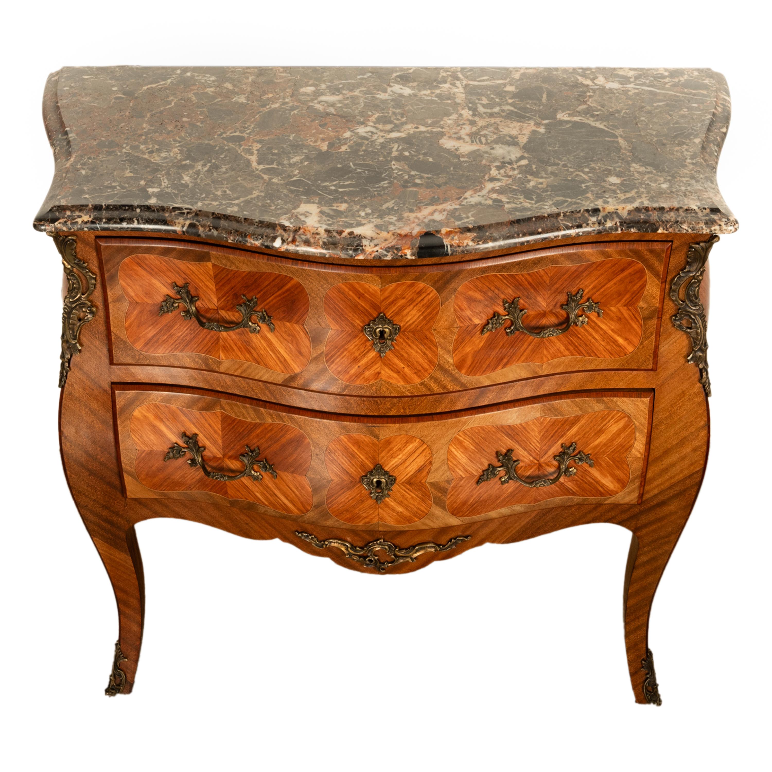 Antique French Louis XV Marble Top Ormolu Bombe Shape Inlaid Tulip-wood Commode in vendita 1