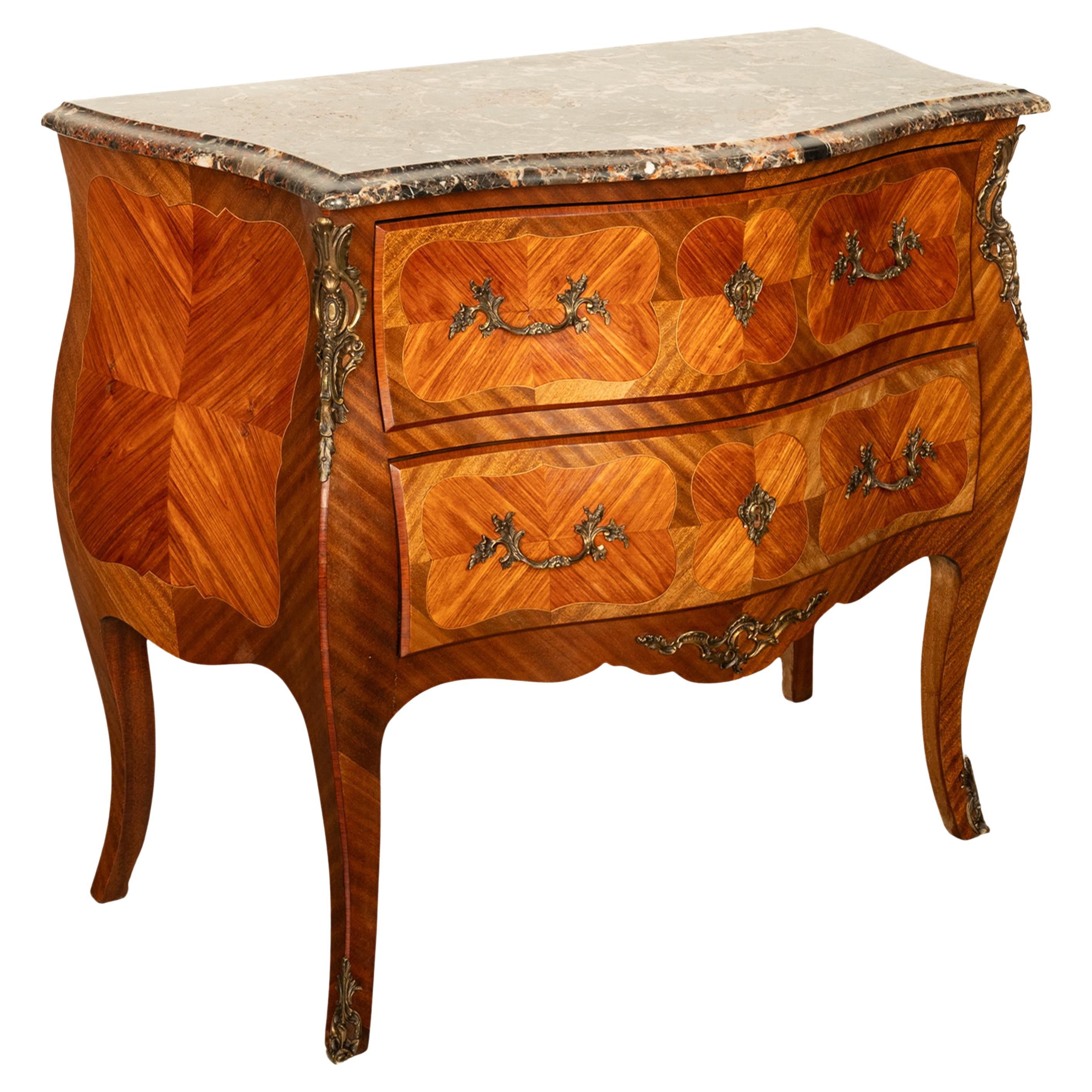 Ancienne commode française Louis XV en forme de bombe en bois de tulipe incrusté de marbre et de bronze doré