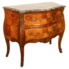 Antike französische Louis XV Marmorplatte Ormolu Bombe Form Intarsien Tulip-Holz Kommode