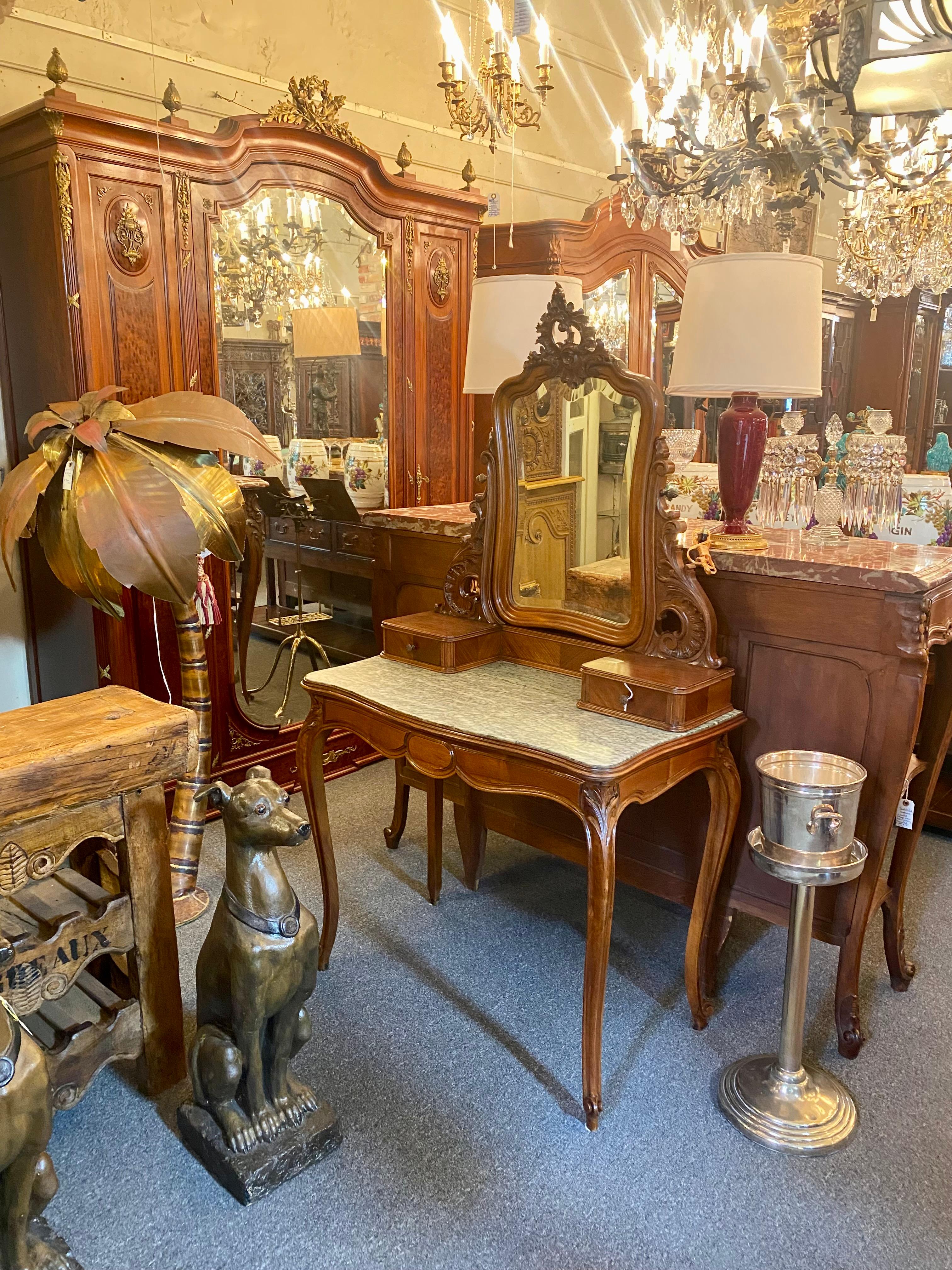 Ancien meuble-lavabo Louis XV en noyer avec miroir biseauté circa 1890 4