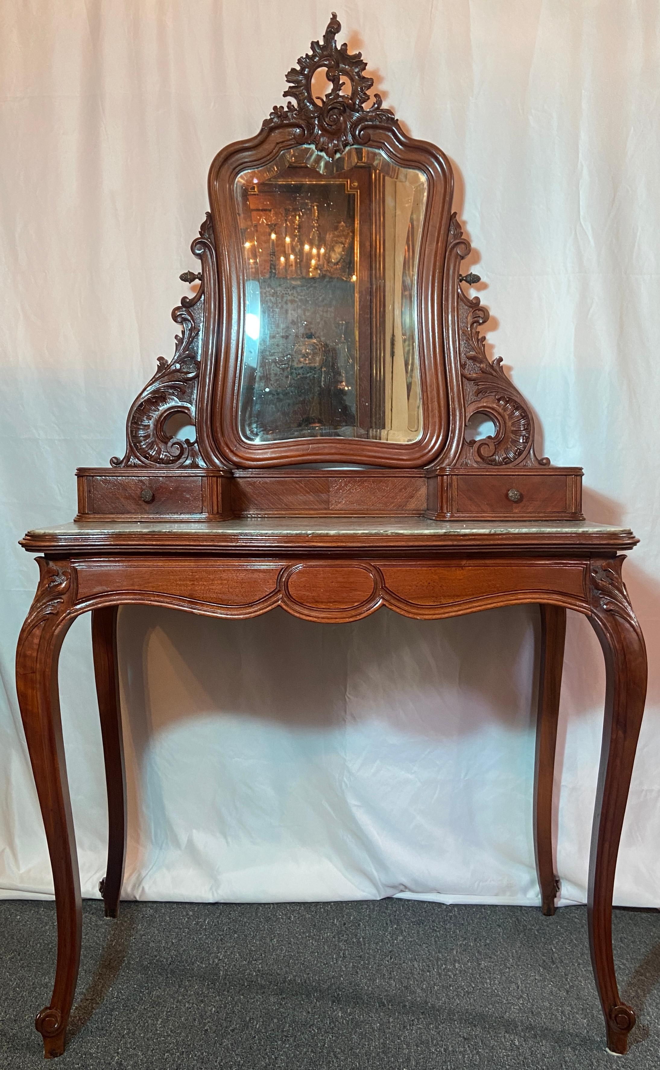 Ancienne coiffeuse en noyer sculpté Louis XV avec plateau en marbre et miroir biseauté, Circa 1890.